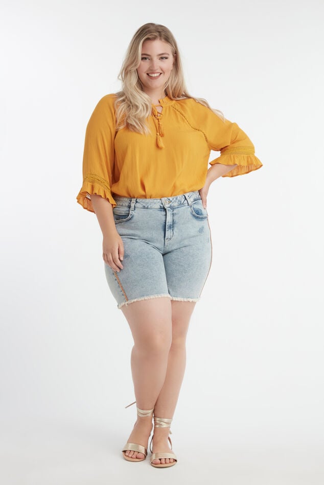 Shorts con pequeños flecos naranjas  en las costuras laterales image number 0