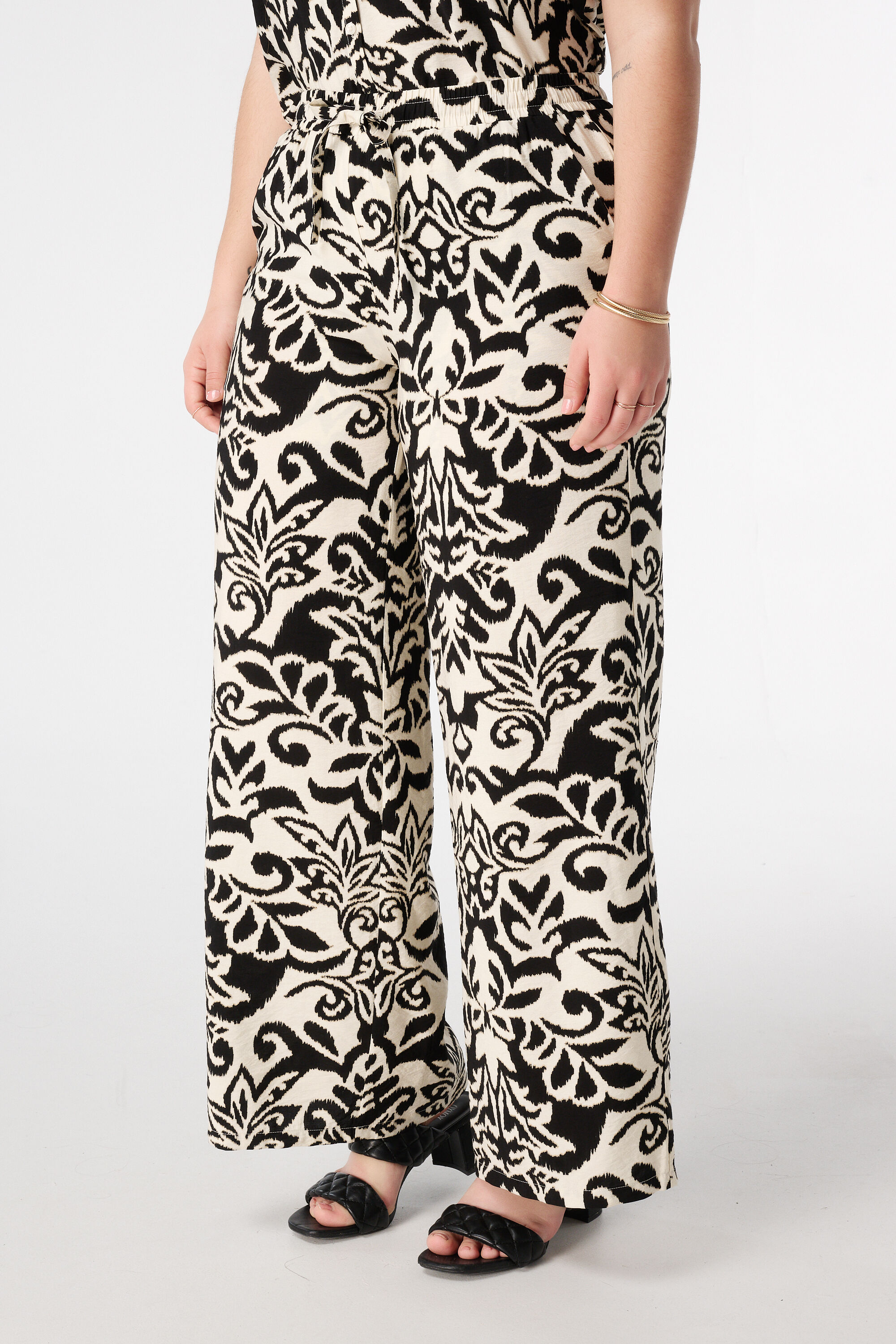 Pantalones con estampado image number 5