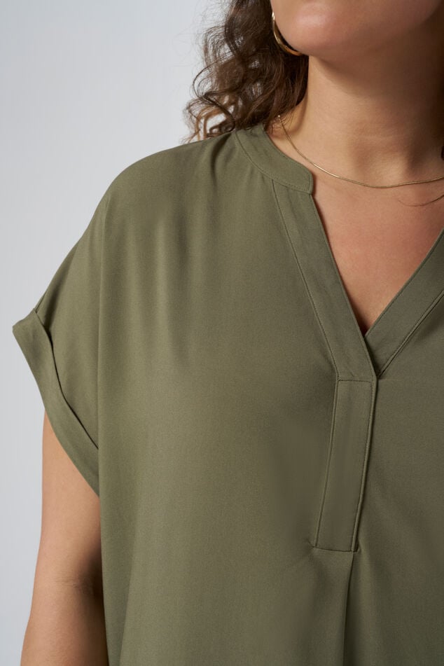 Vestido de corte holgado con escote en V  image number 4