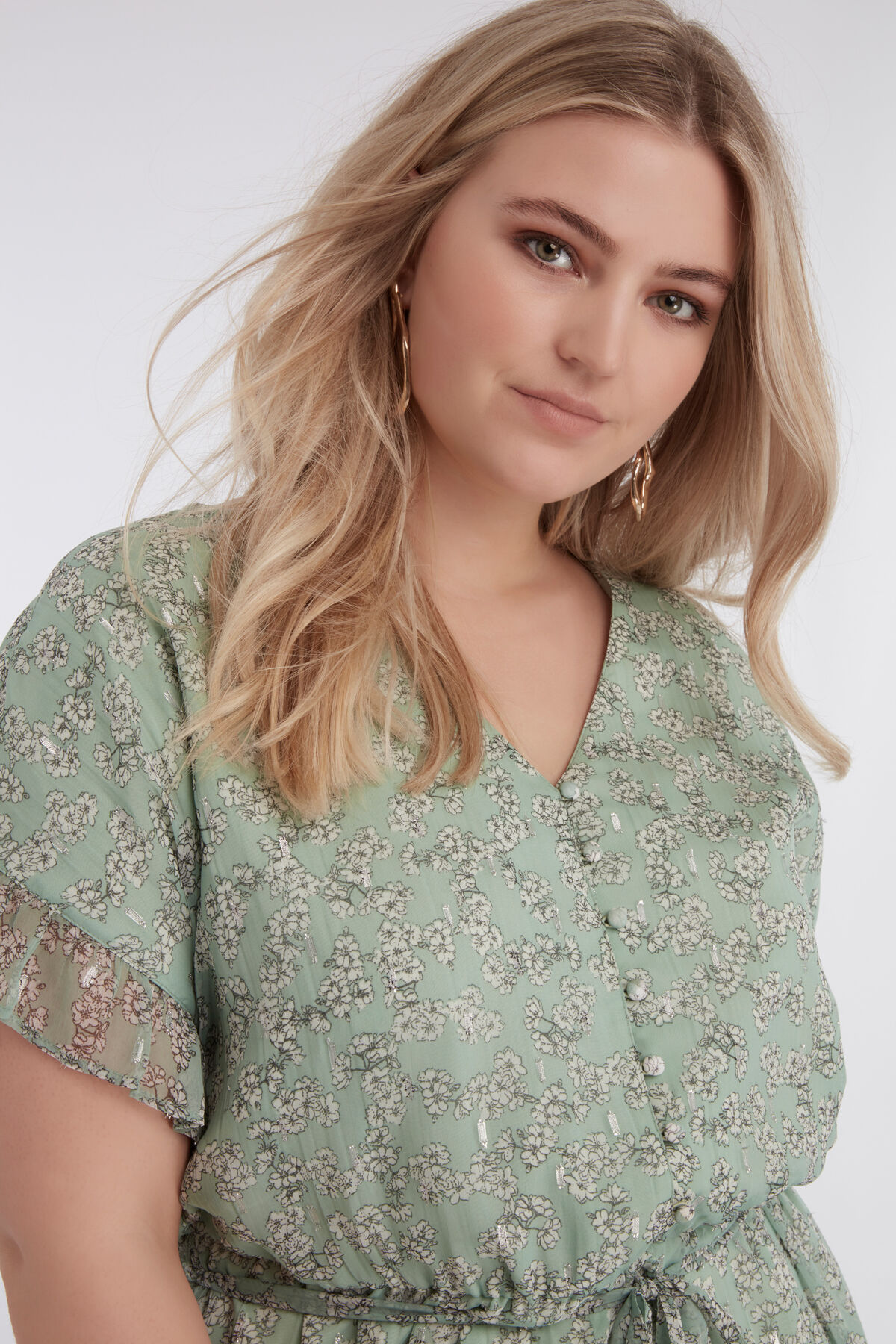 Vestido cruzado con estampado de flores y volantes image number 6