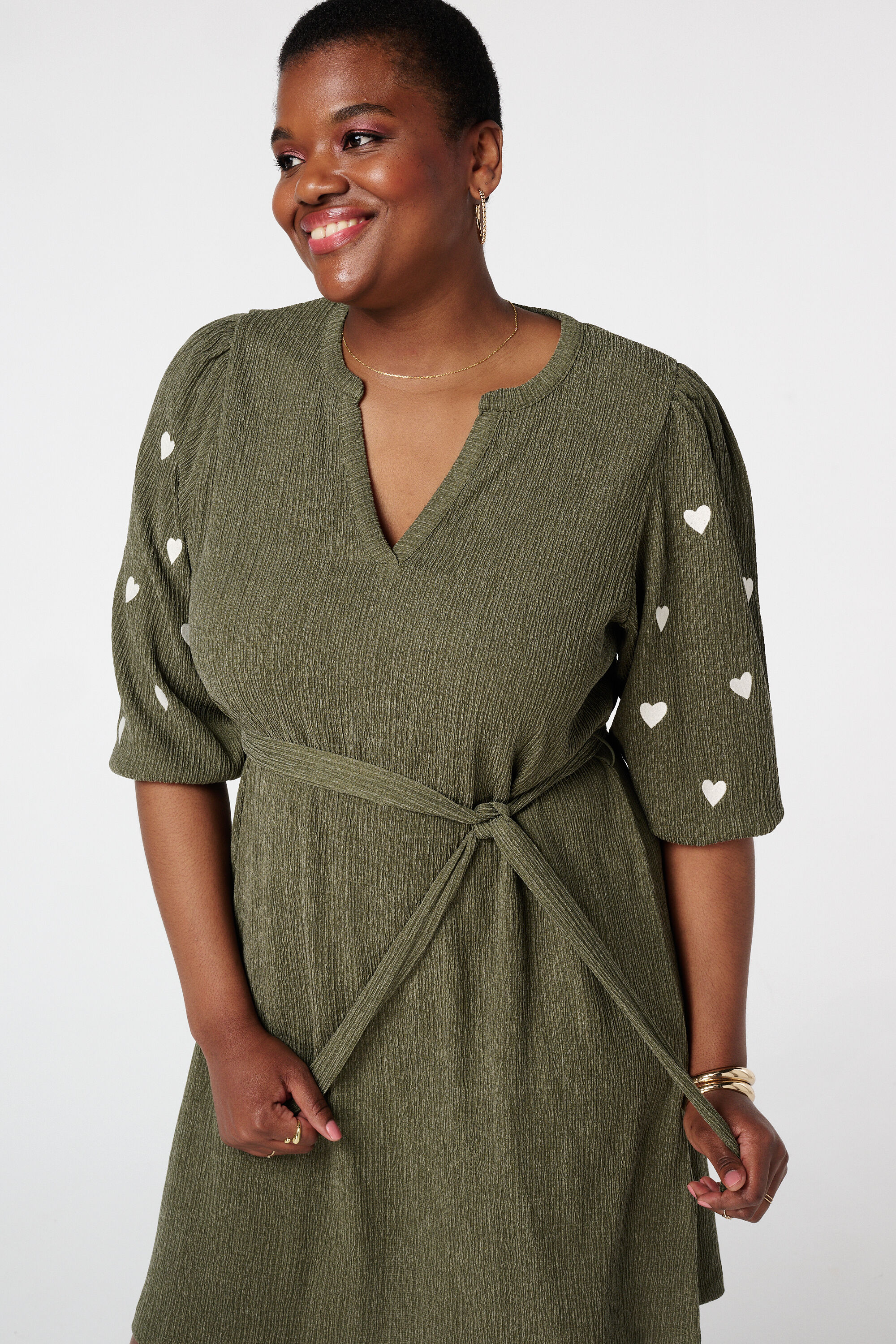 Vestido con corazones bordados image number 5