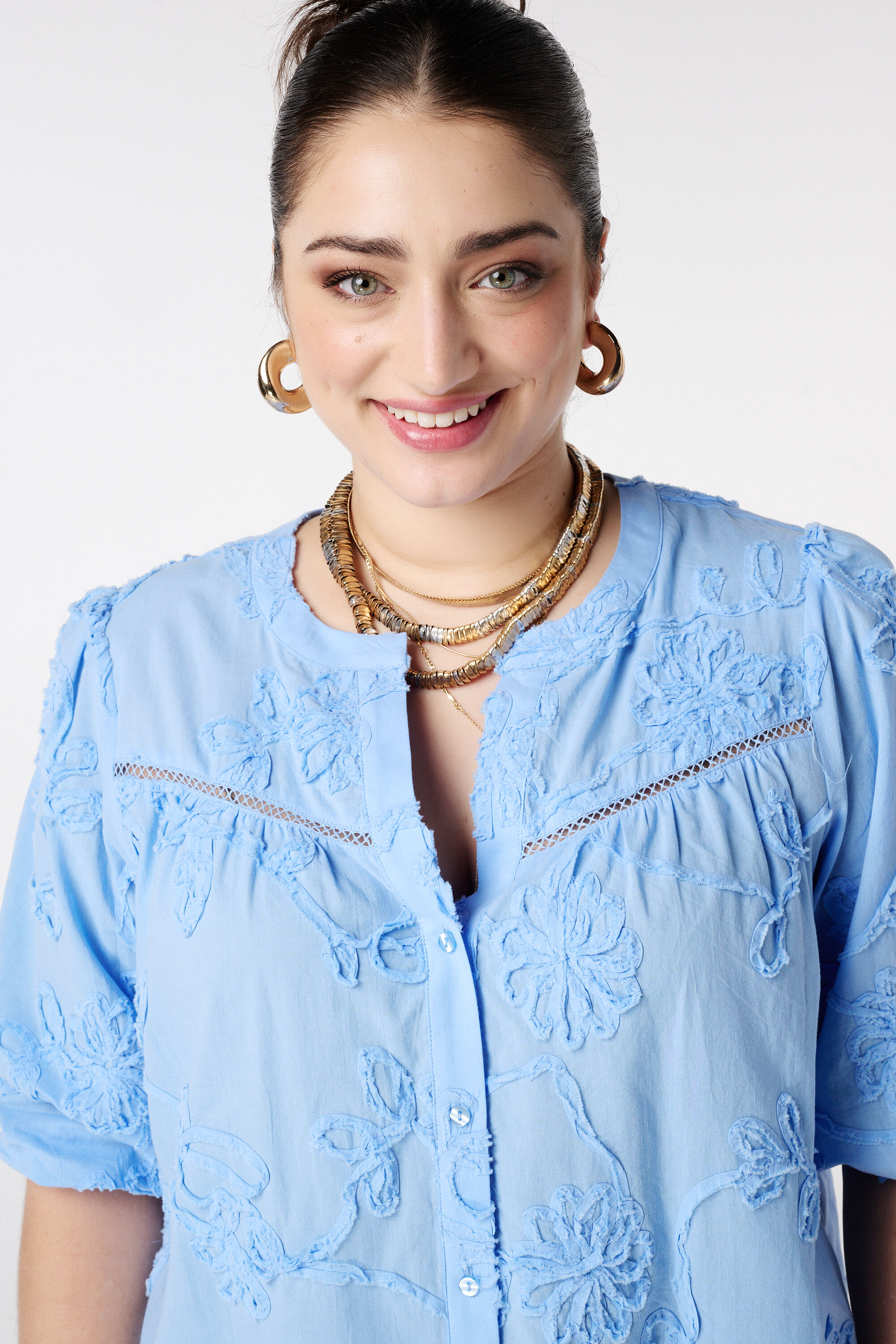 Blusa con flores bordadas image number 4