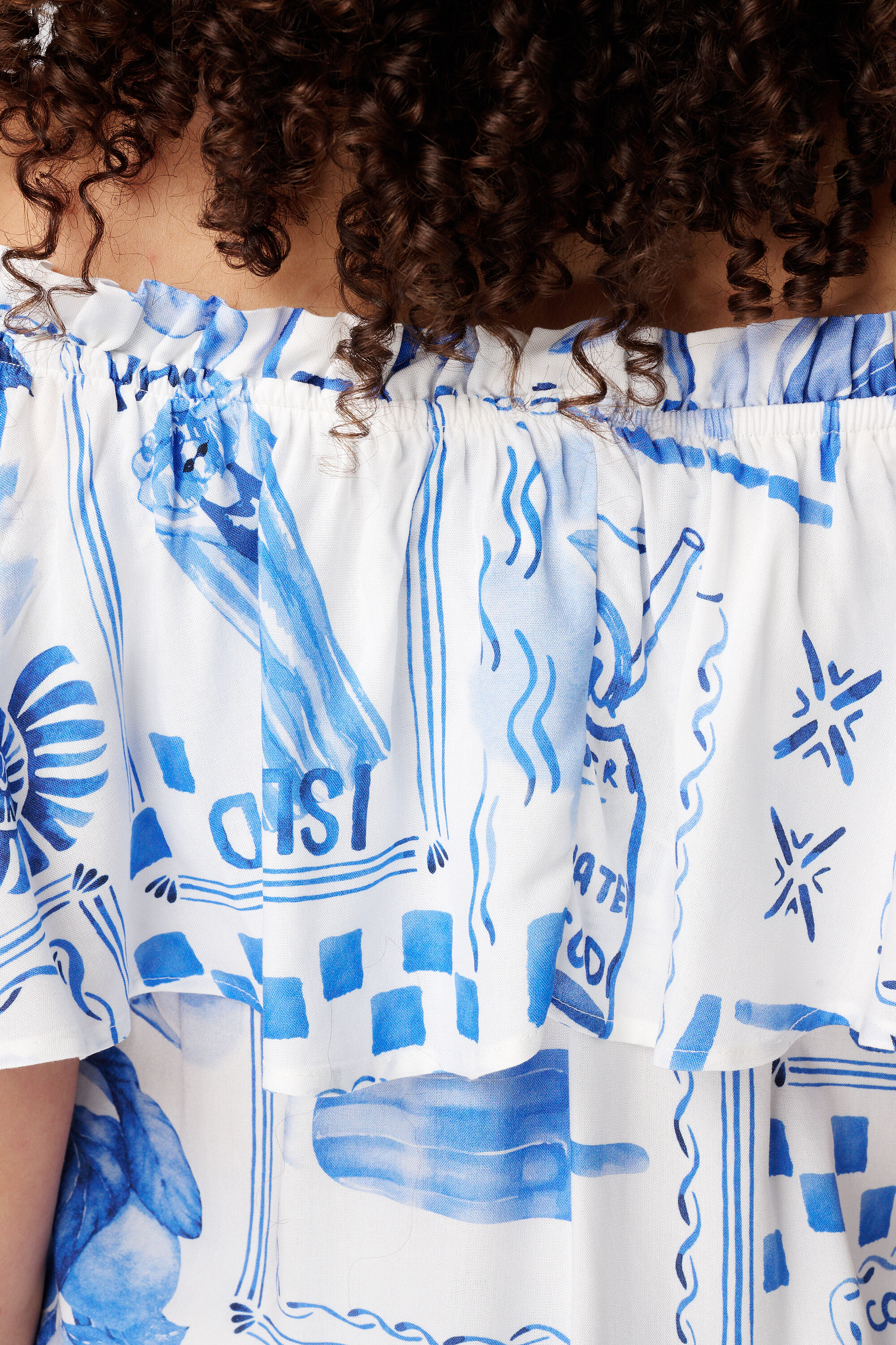 Blusa con hombros descubiertos image number 6