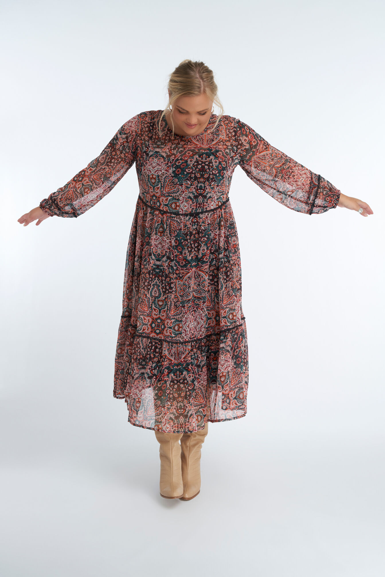 Vestido largo y ancho con estampado  image number 6