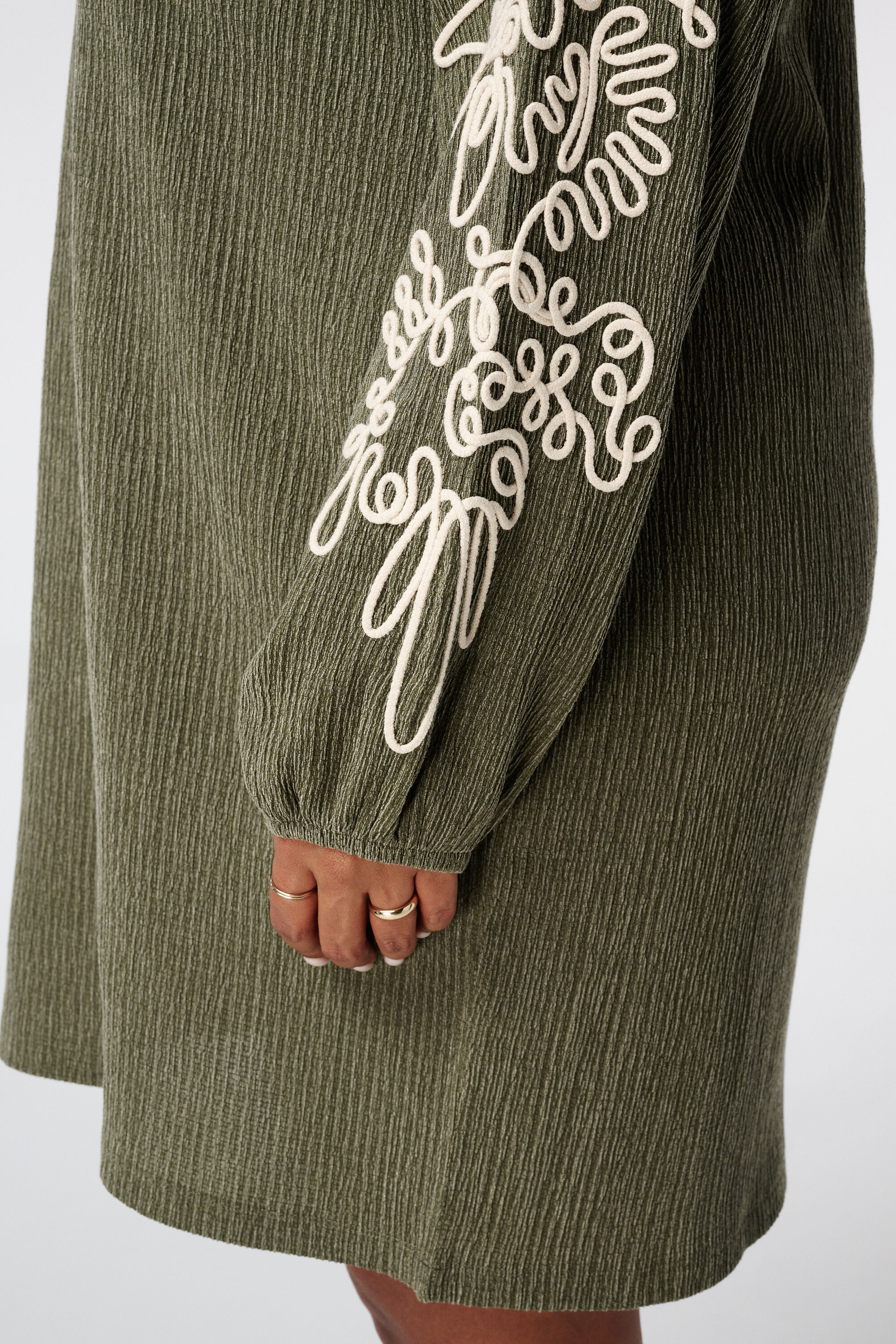 Vestido con detalles image number 6