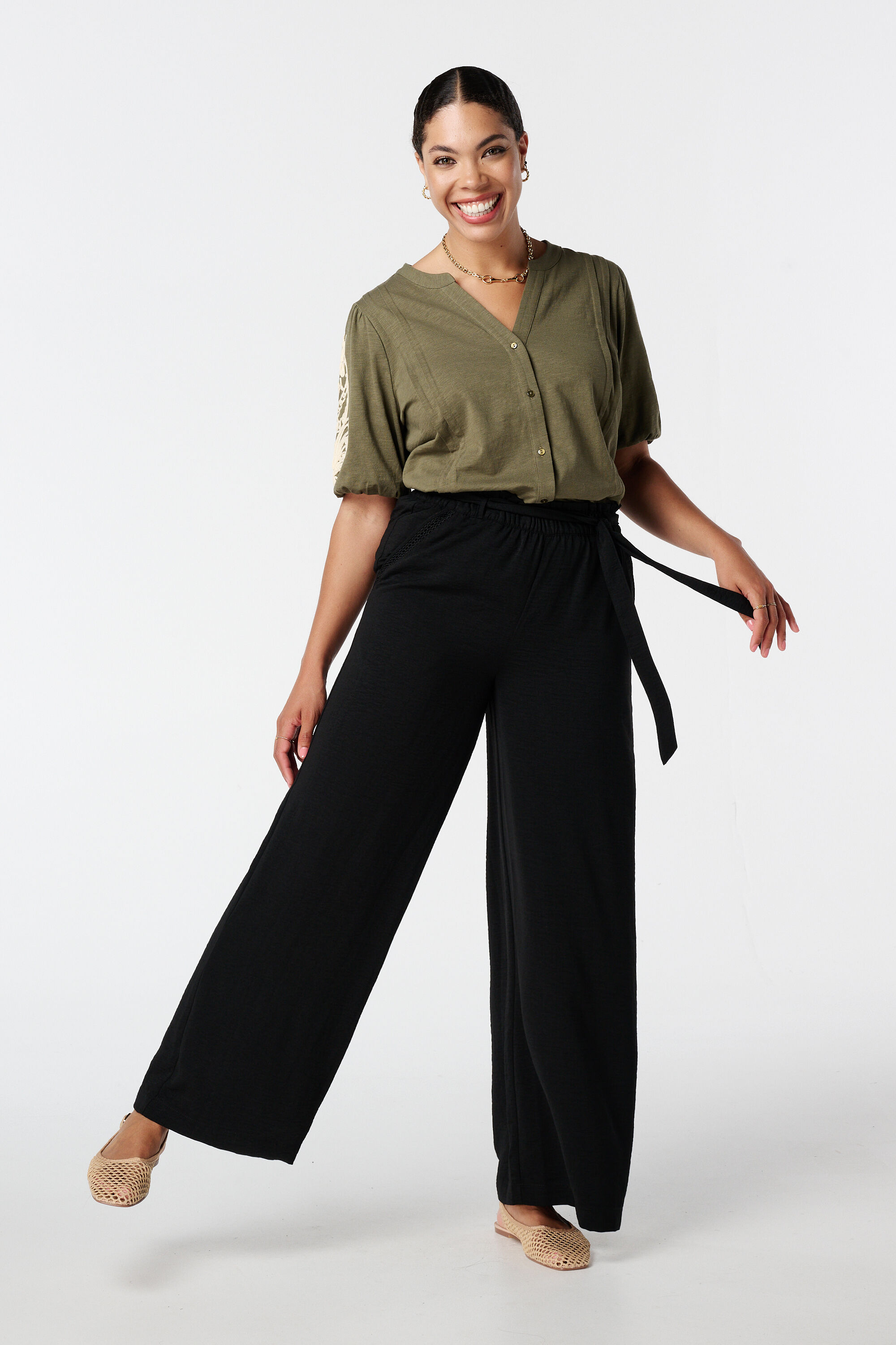 Top con mangas bordadas image number 5