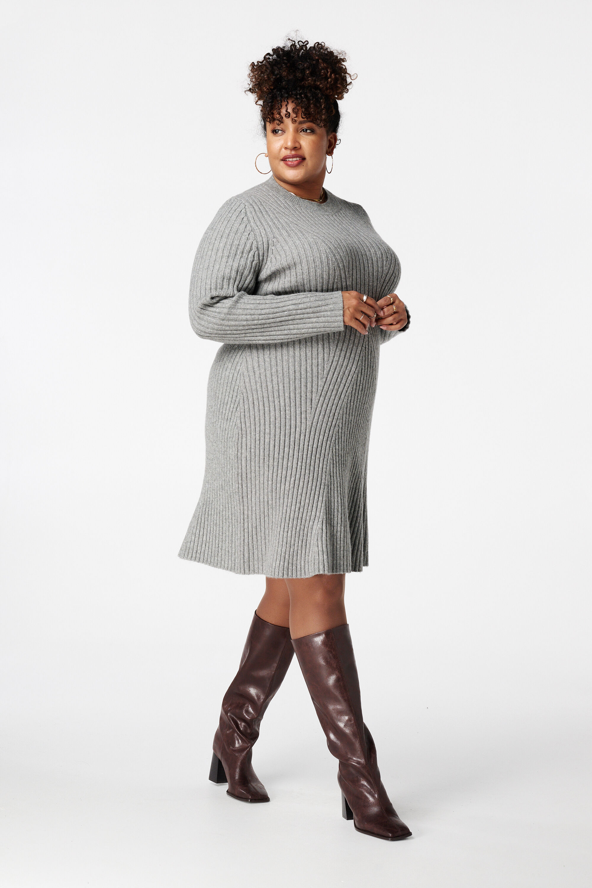 Vestido ajustado y acampanado de punto