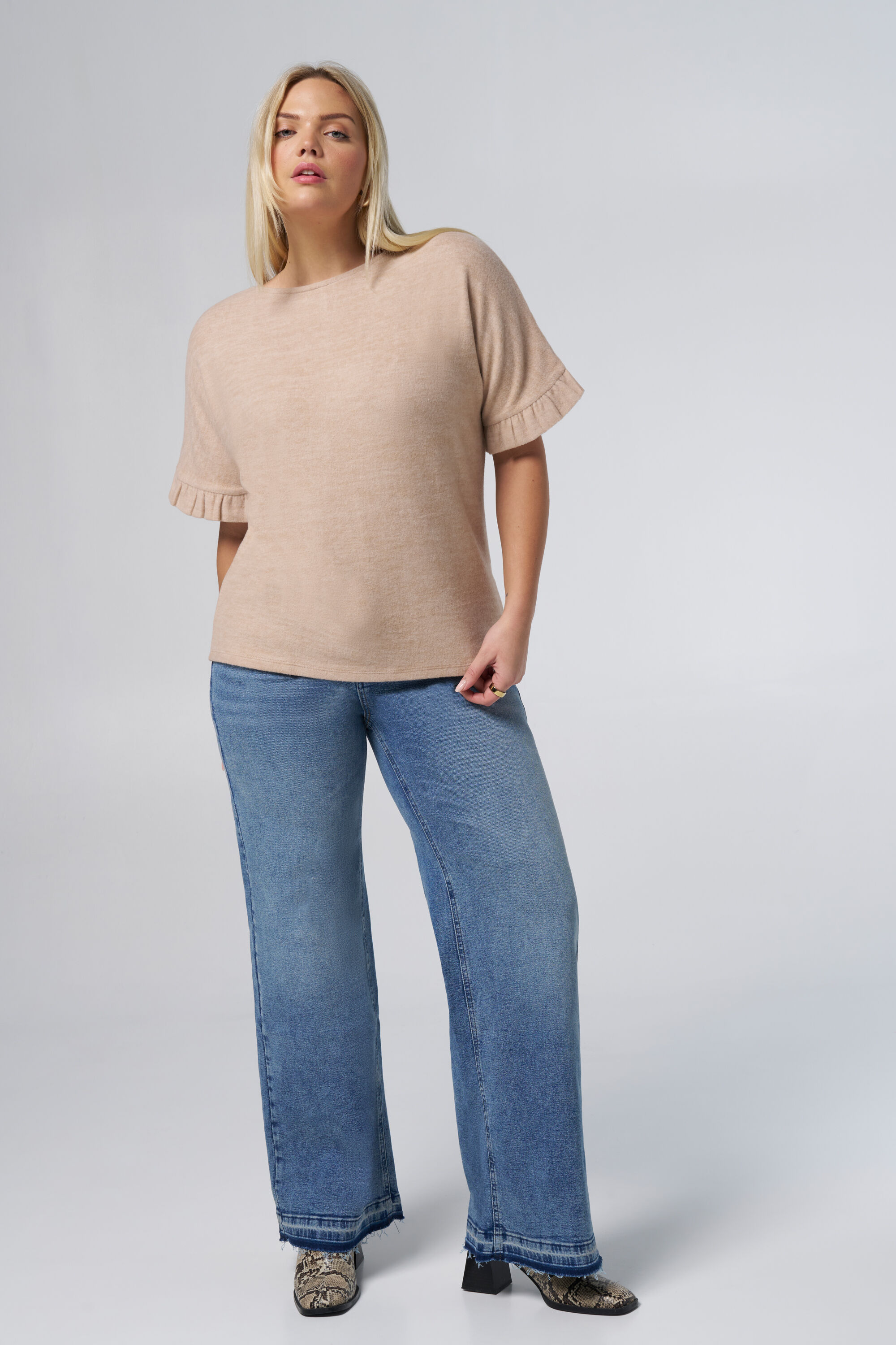 Top con mangas de volantes image number 5