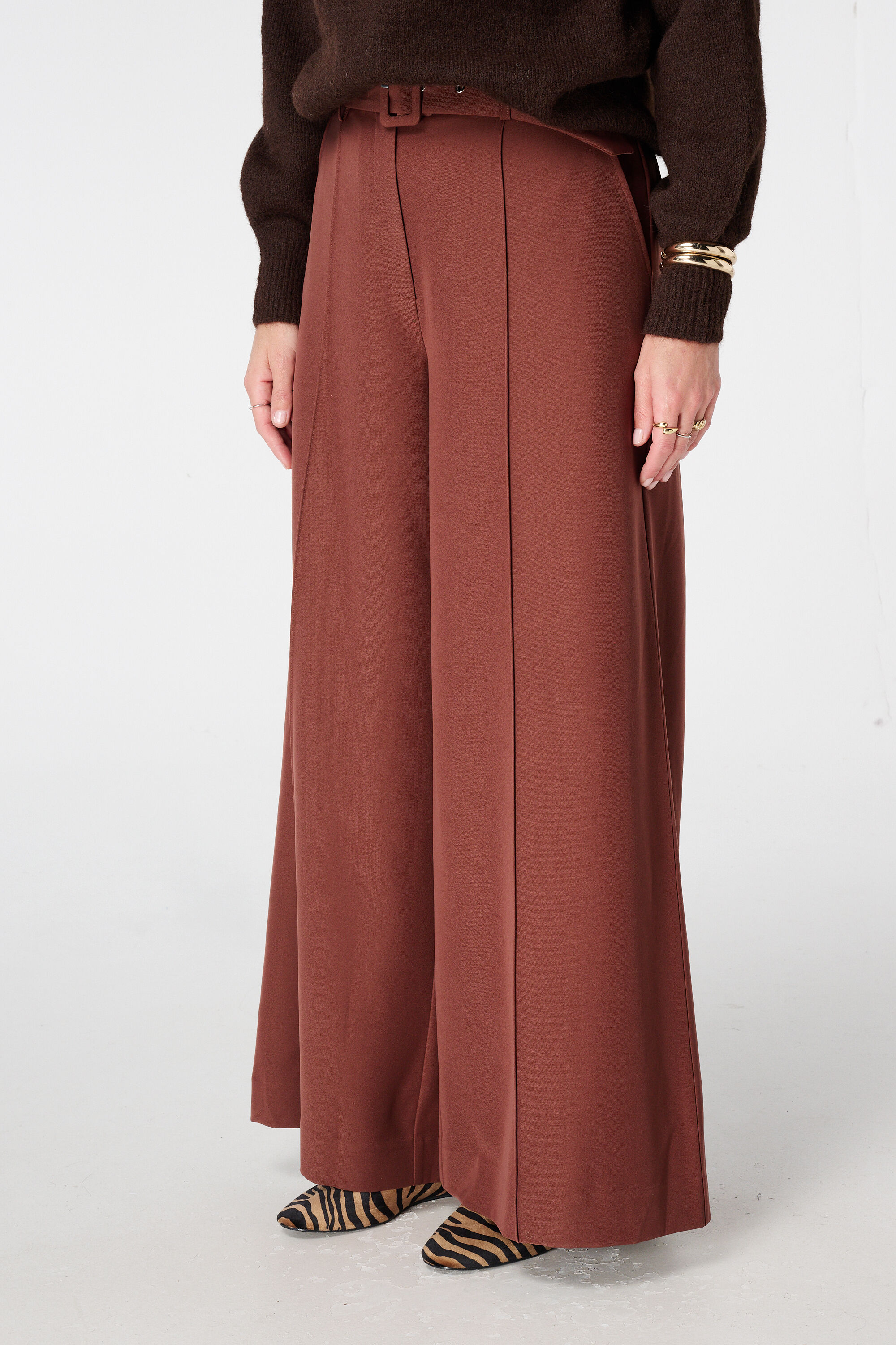 Pantalones de pernera ancha con adornos y un cintur&oacute;n image number 5