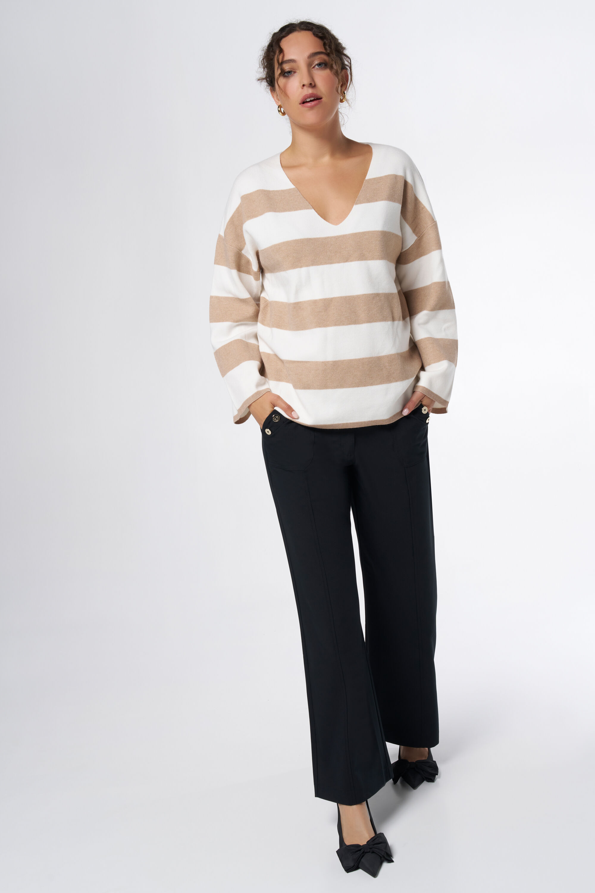 Su&eacute;ter con cuello en V  image number 5