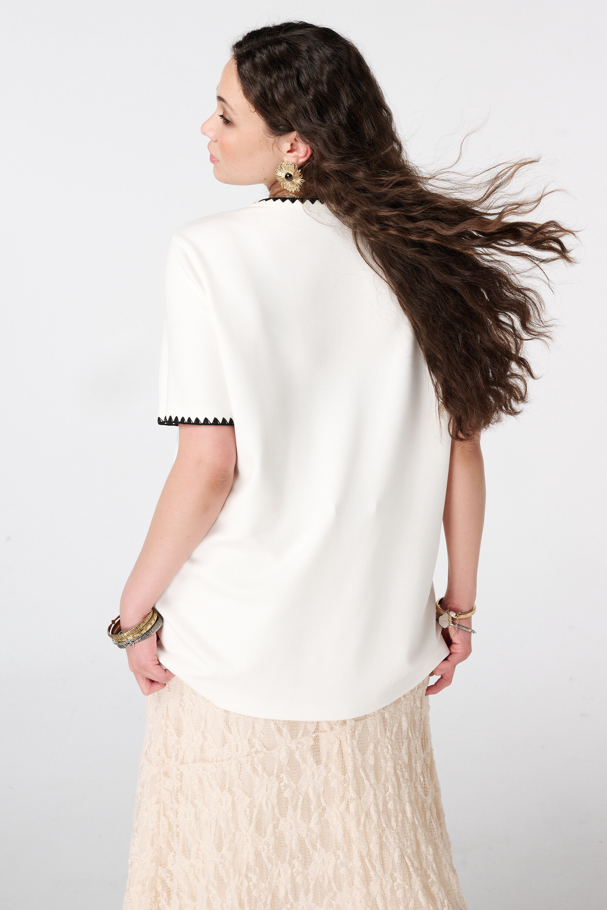 Camiseta con acabados decorativos image number 3