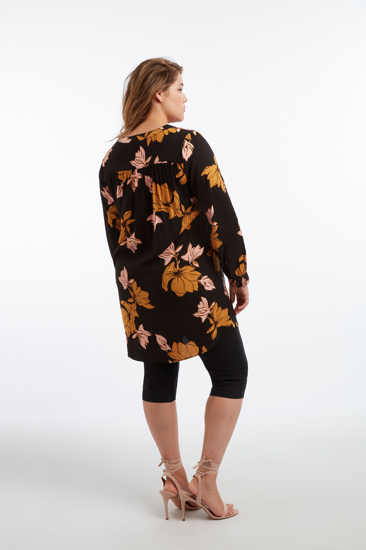 Blusa tipo t&uacute;nica con estampado floral image number 6