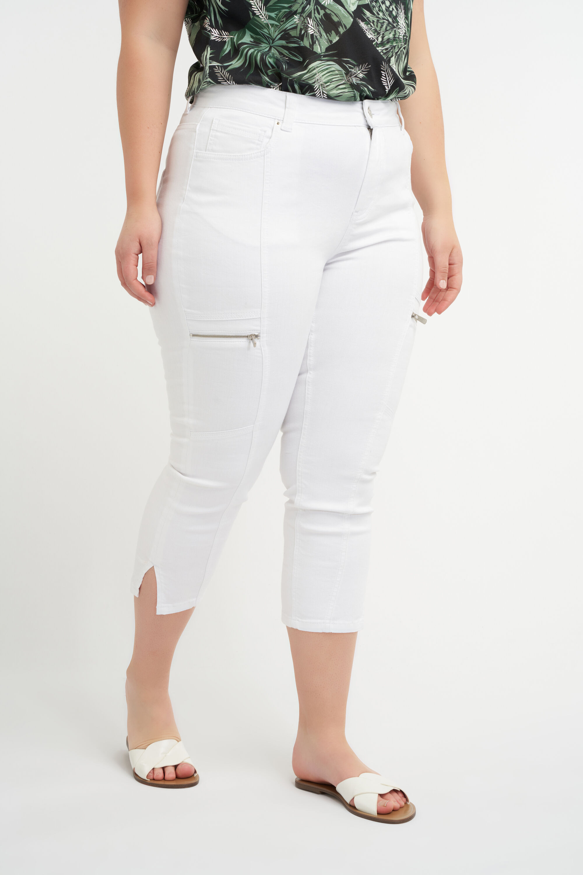 Pantalones tobilleros con detalles image number 4