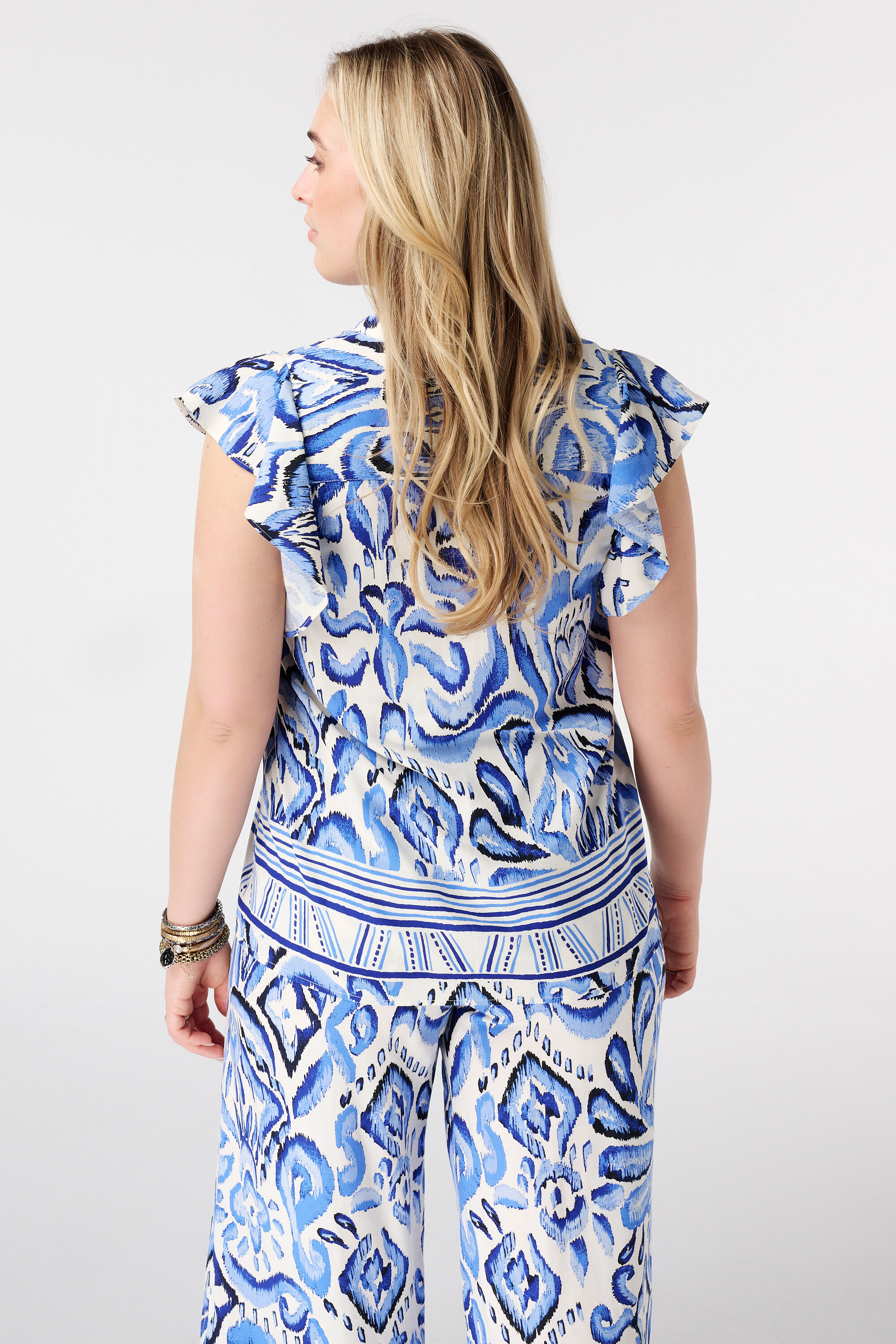 Blusa con volantes image number 3