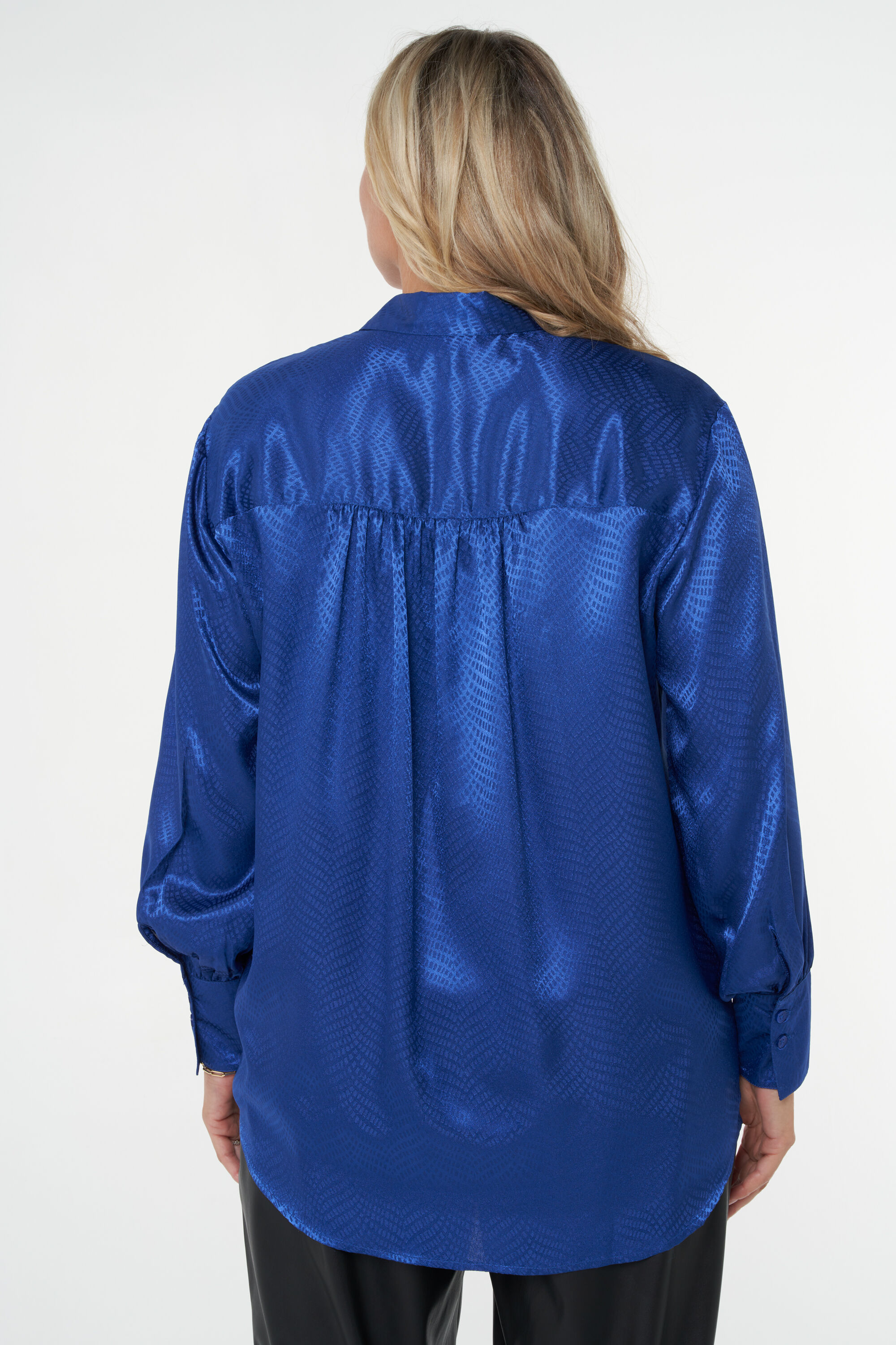 Blusa con tejido brillante image number 4