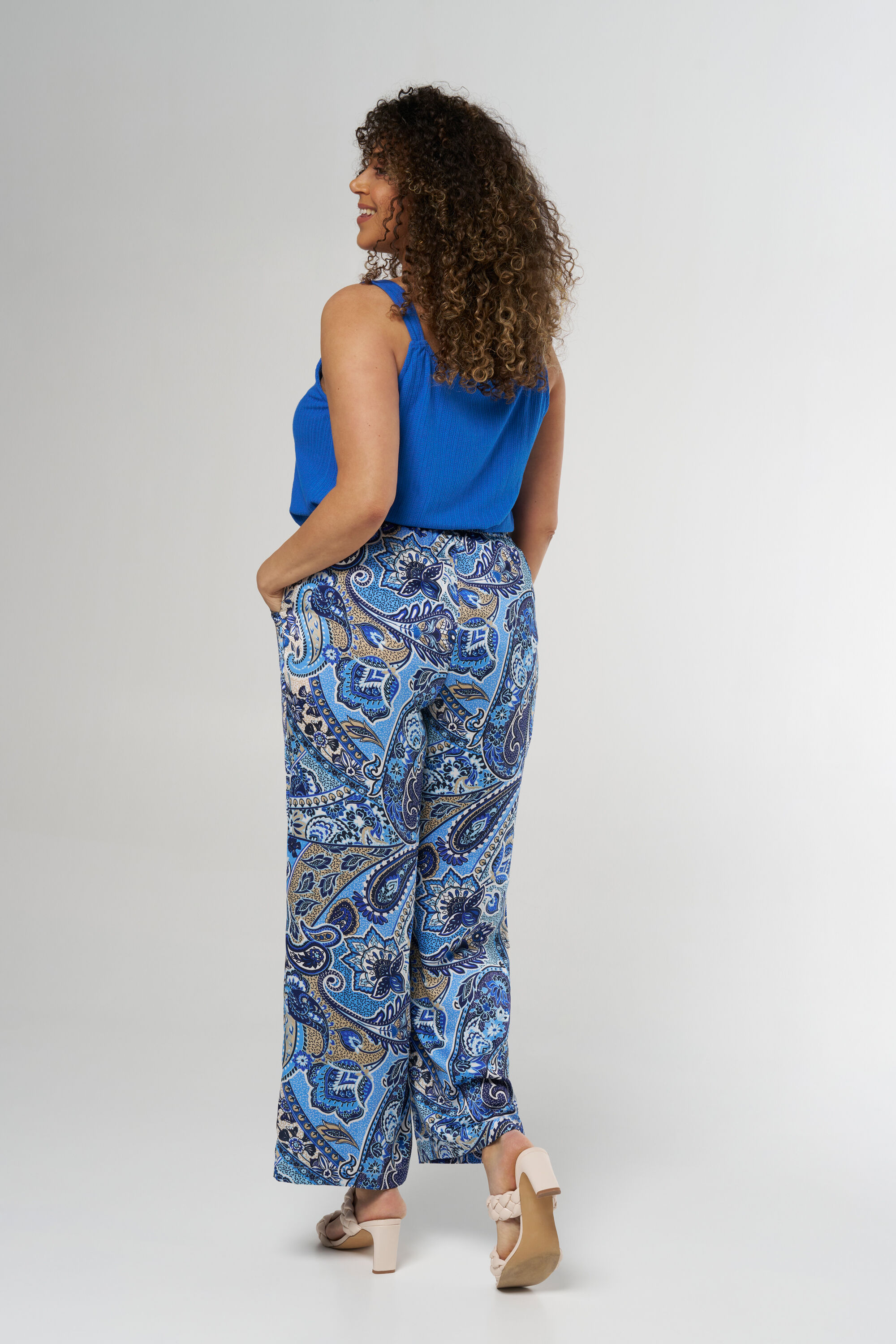Pantalones holgados con estampado image number 3