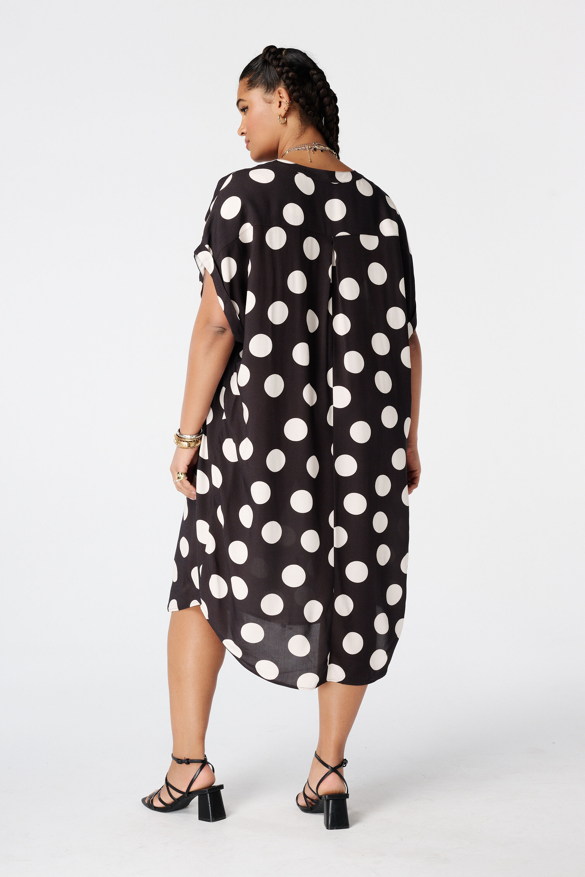 Vestido con escote en V image number 3