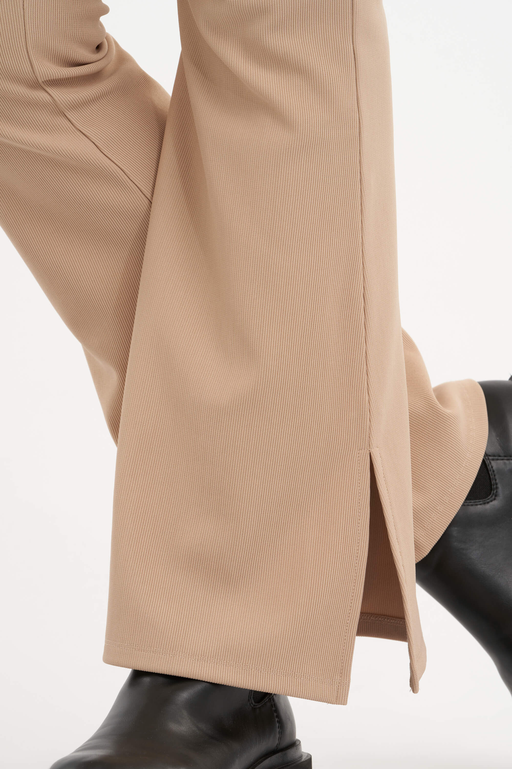 Leggings acampanados con aberturas image number 6