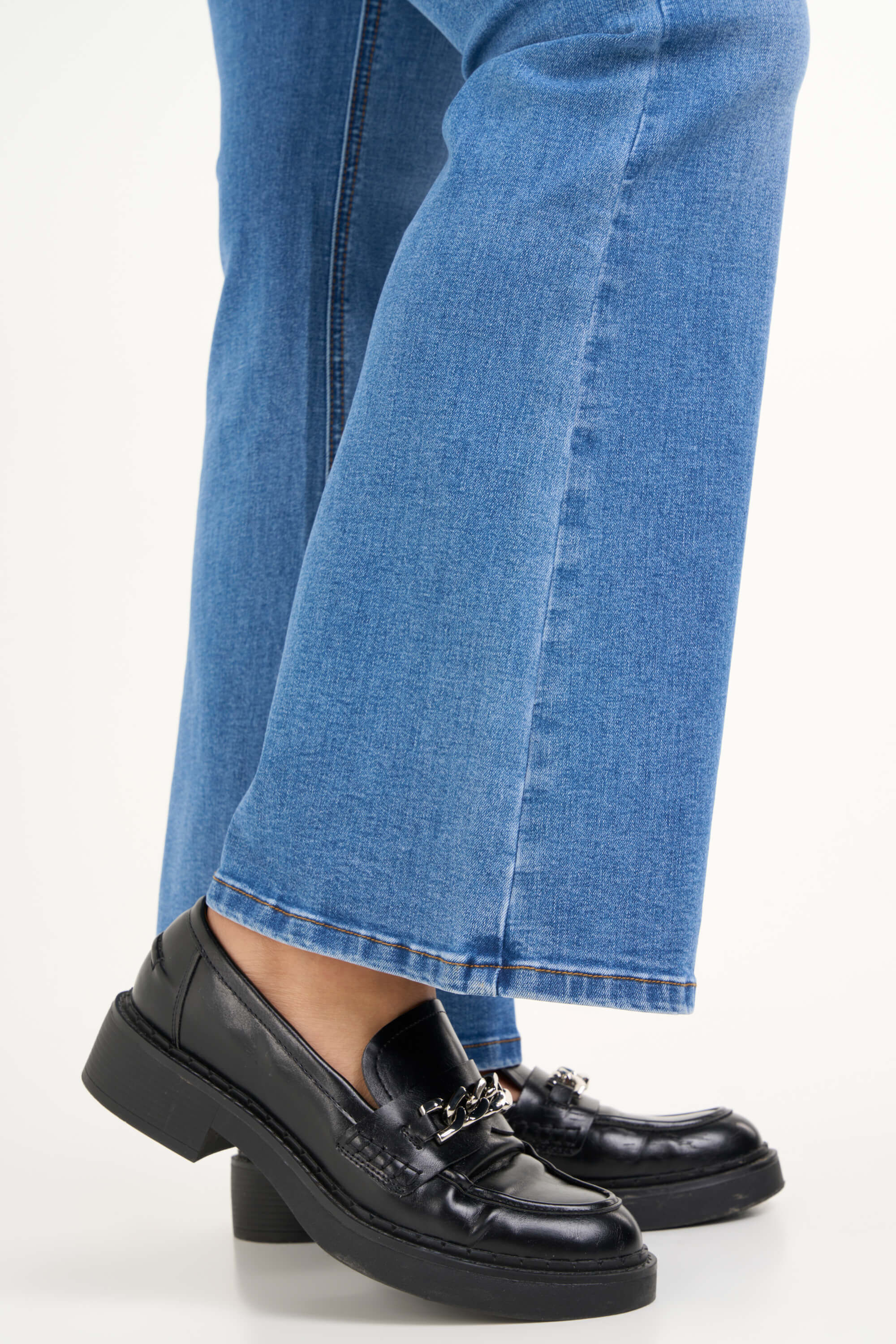 Vaqueros acampanados  image number 4