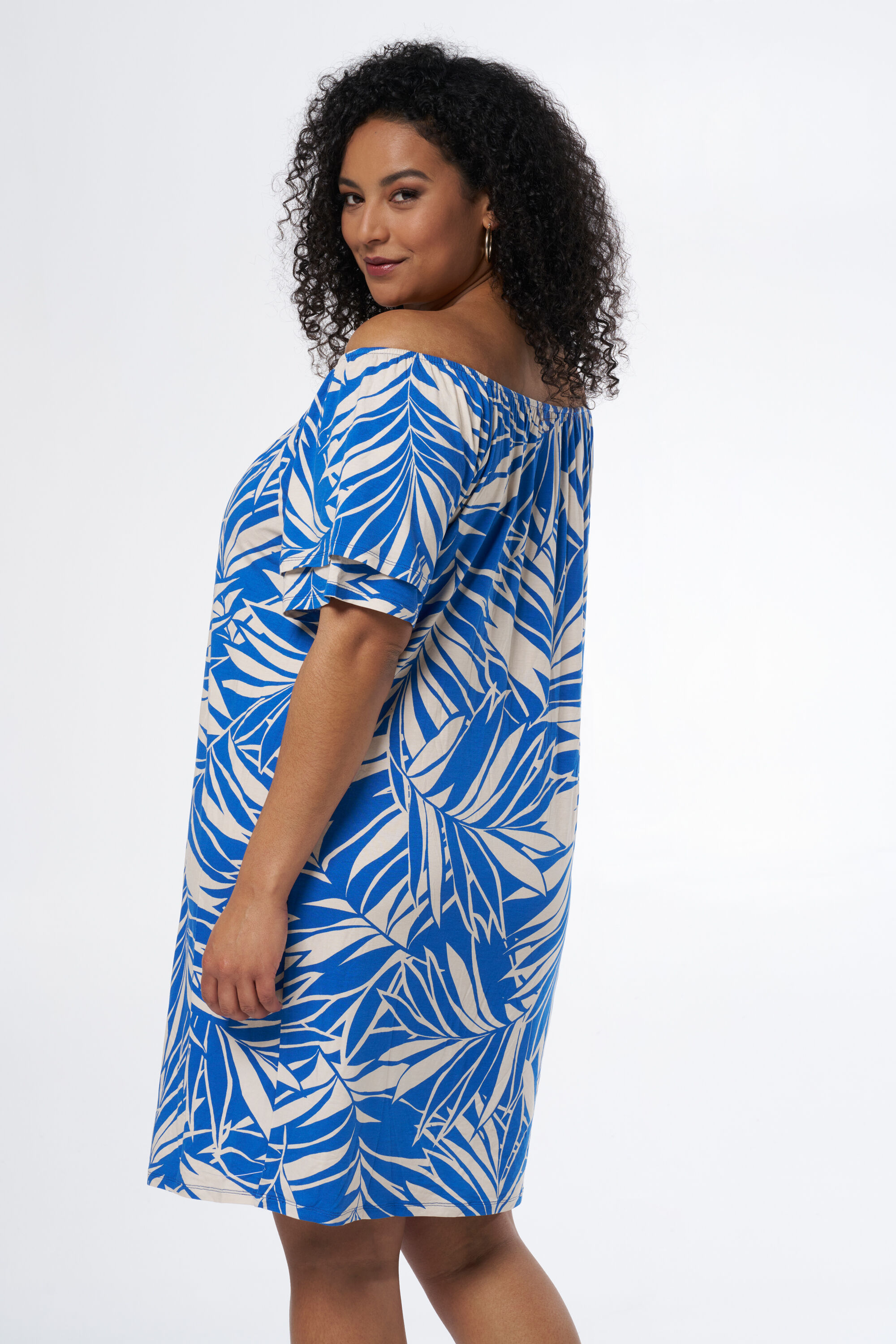 Vestido con los hombros al descubierto image number 3