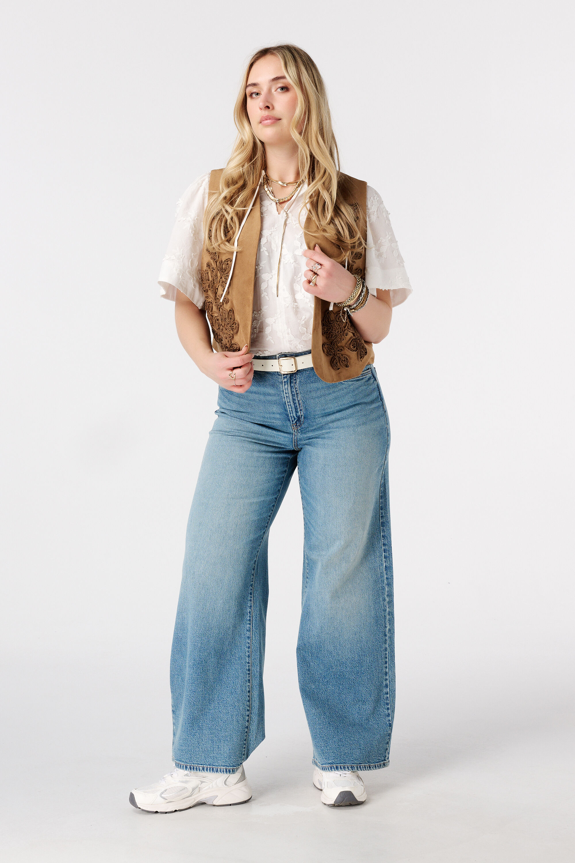 Chaleco de ante con bordado image number 5