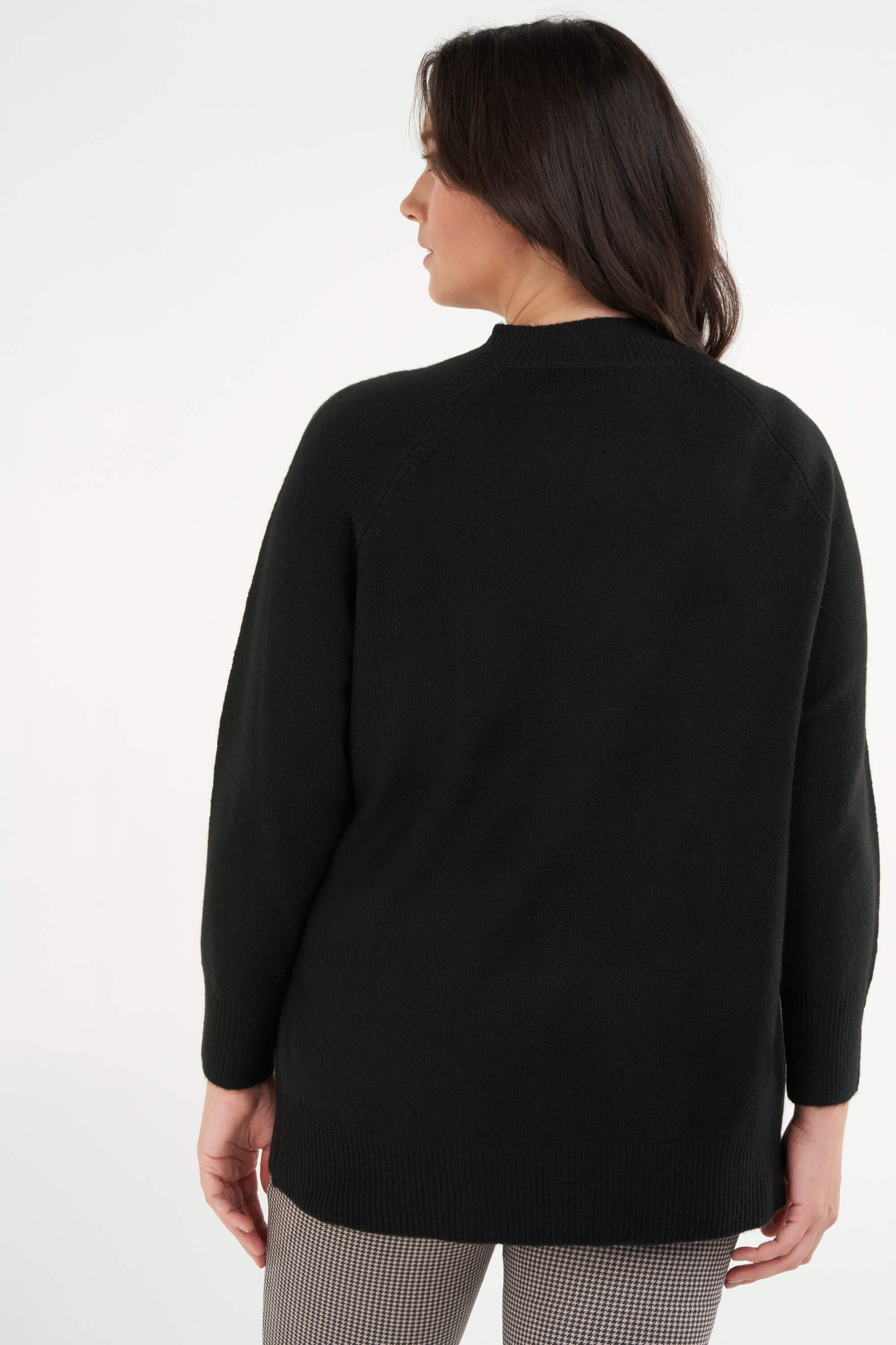 Su&eacute;ter con tachuelas image number 3