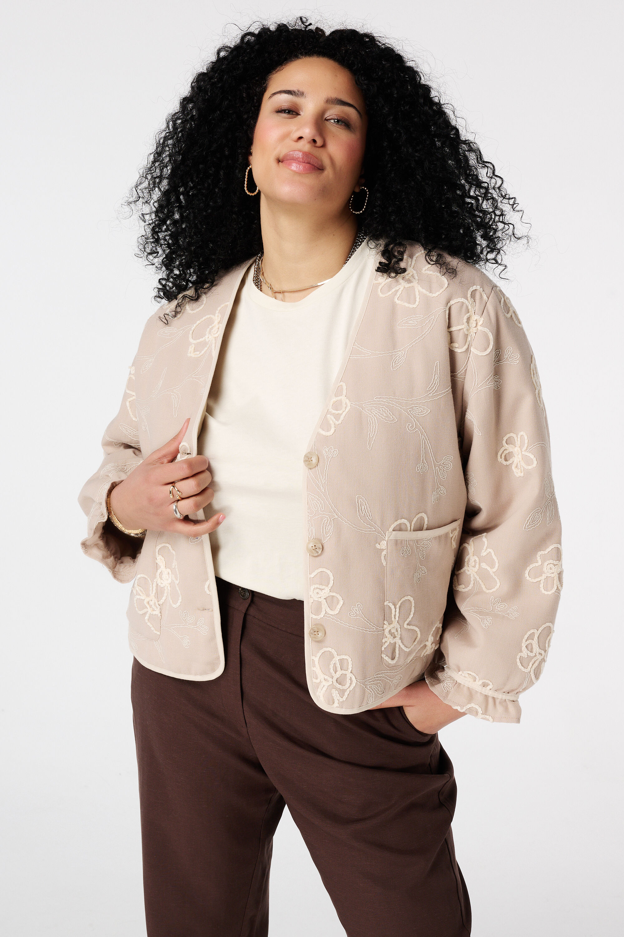 Chaqueta con flores bordadas