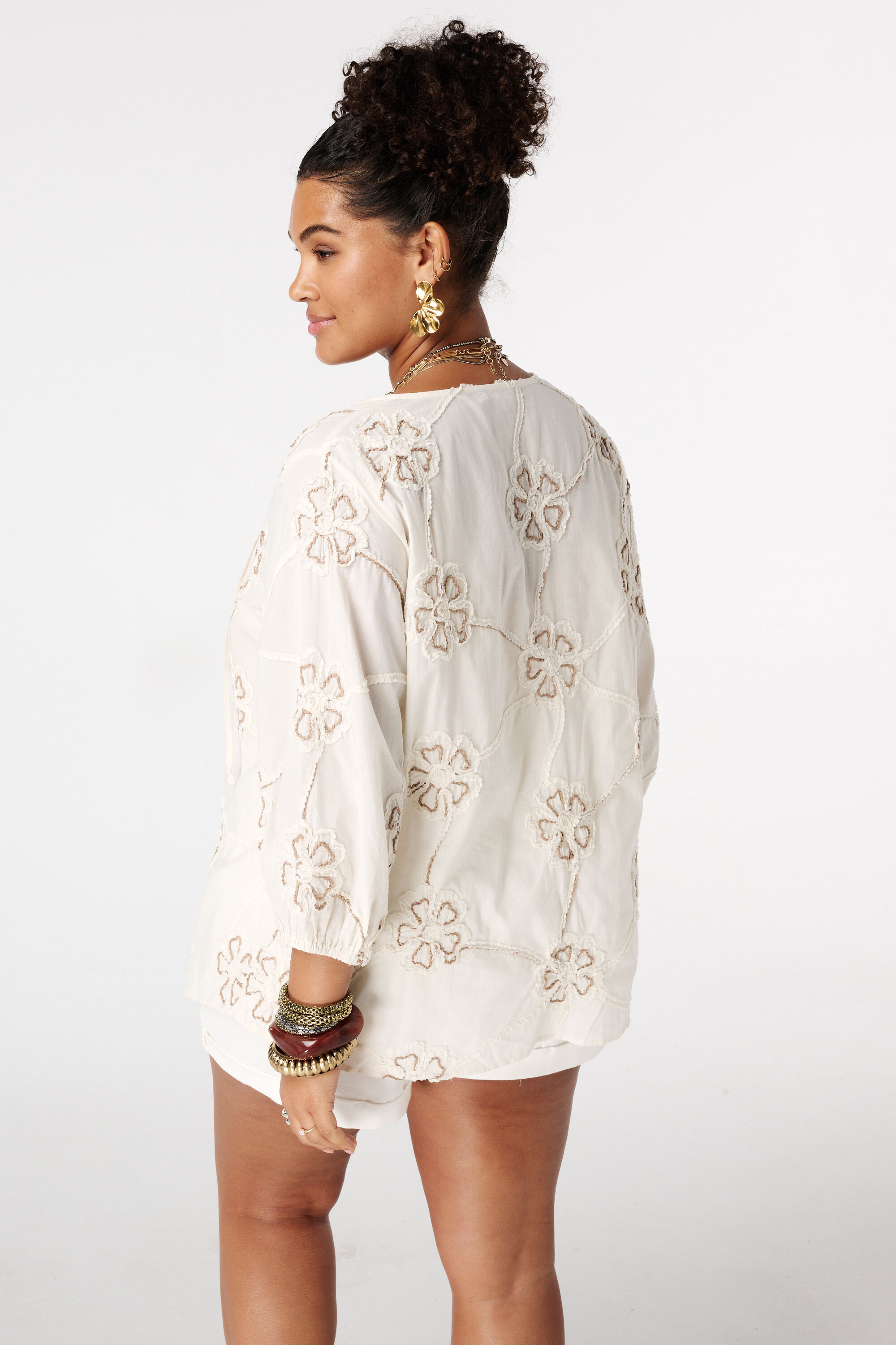 Blusa con flores bordadas image number 3