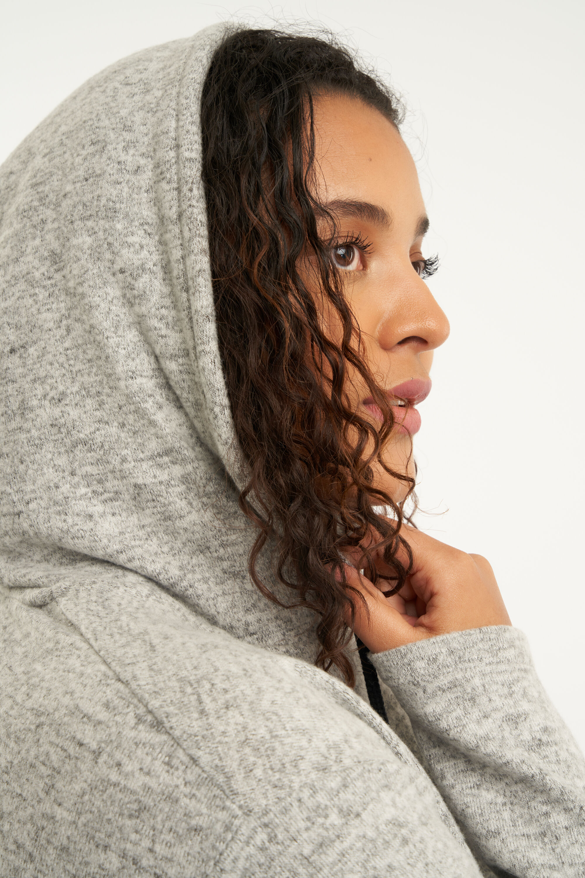 Su&eacute;ter con capucha  image number 4