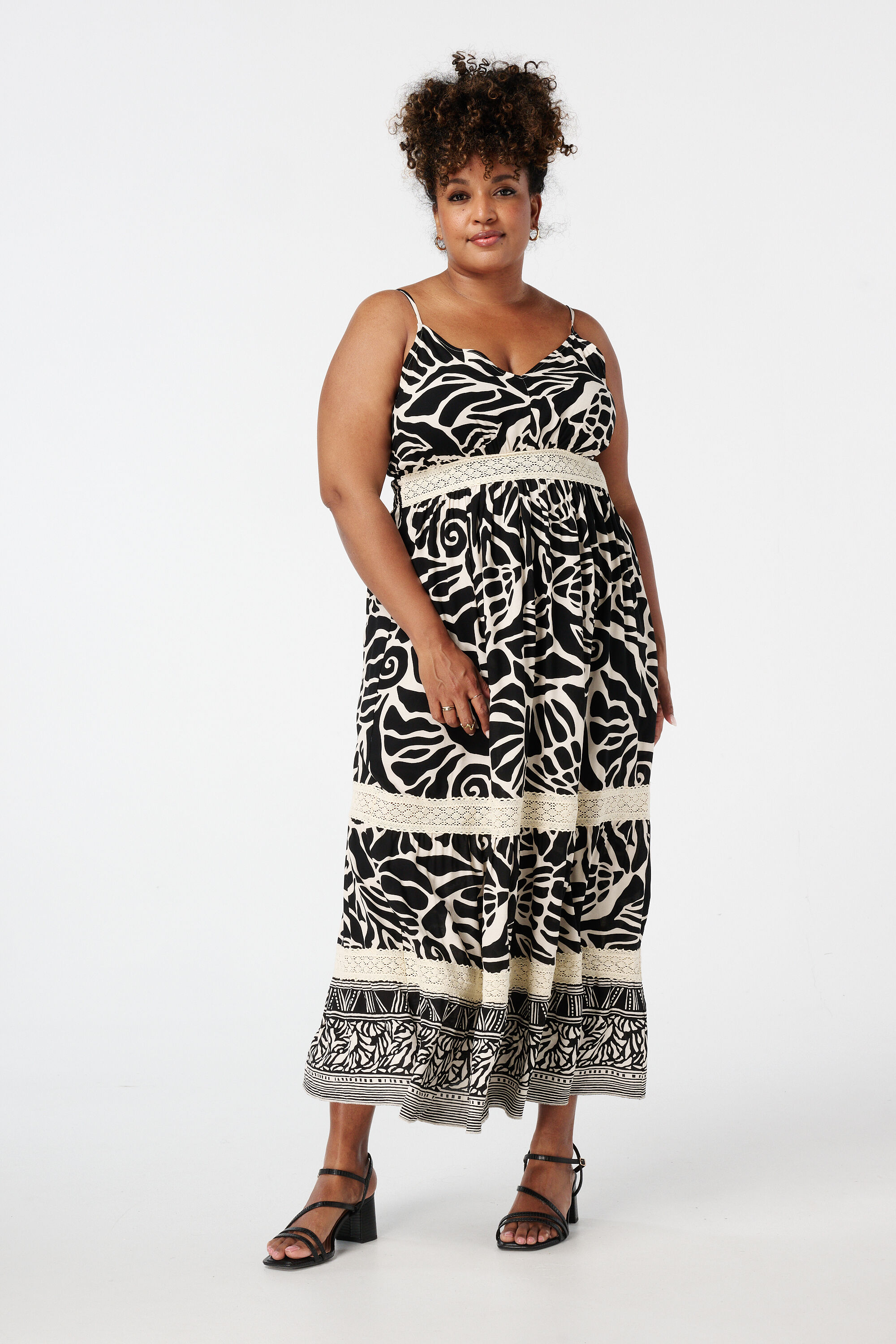 Vestido largo con estampado y detalles de encaje image number 5