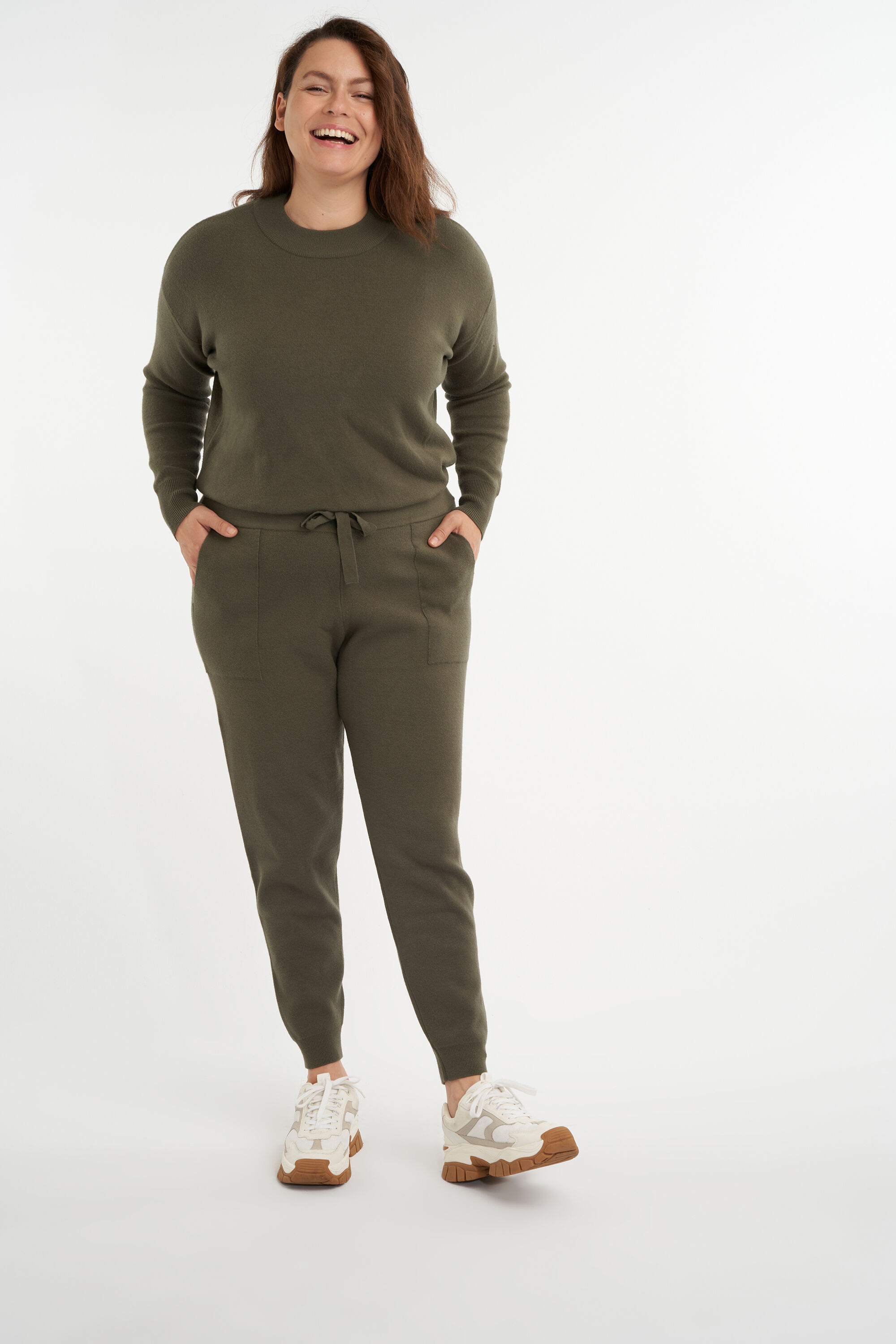 Pantalones c&oacute;modos de punto fino image number 4