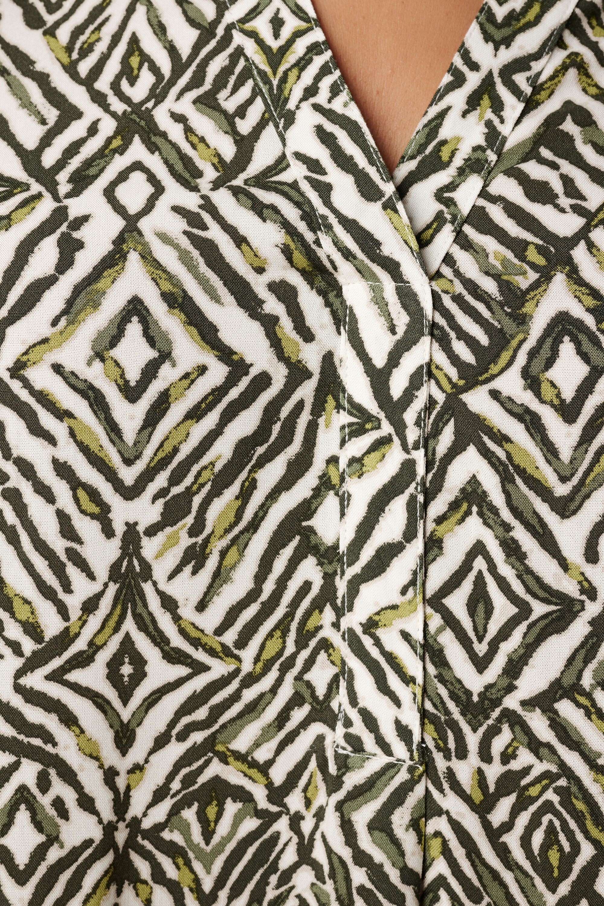 Top con escote en V y estampado image number 6