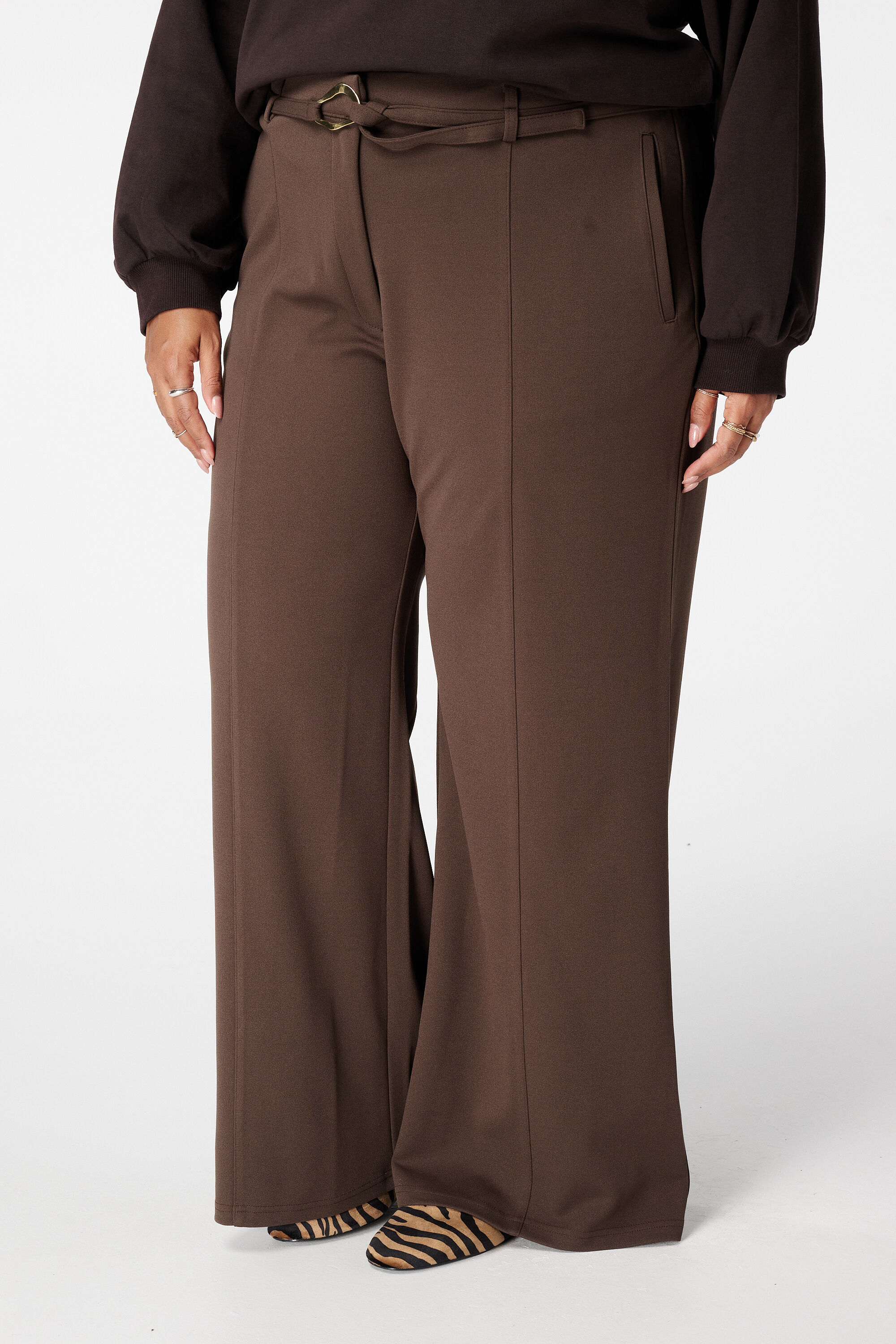 Pantal&oacute;n recto con cintur&oacute;n image number 5