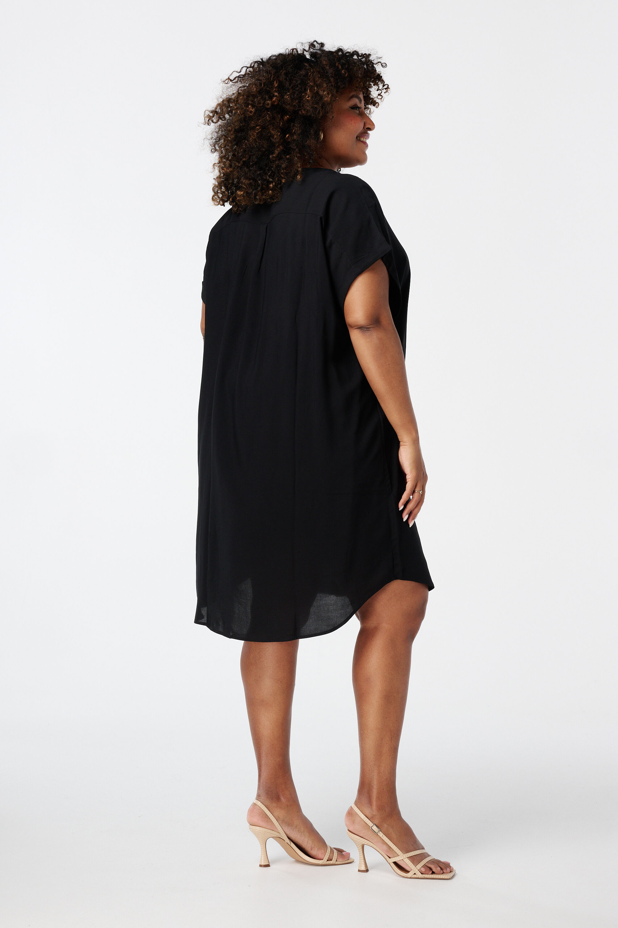 Vestido de corte holgado con escote en V  image number 3