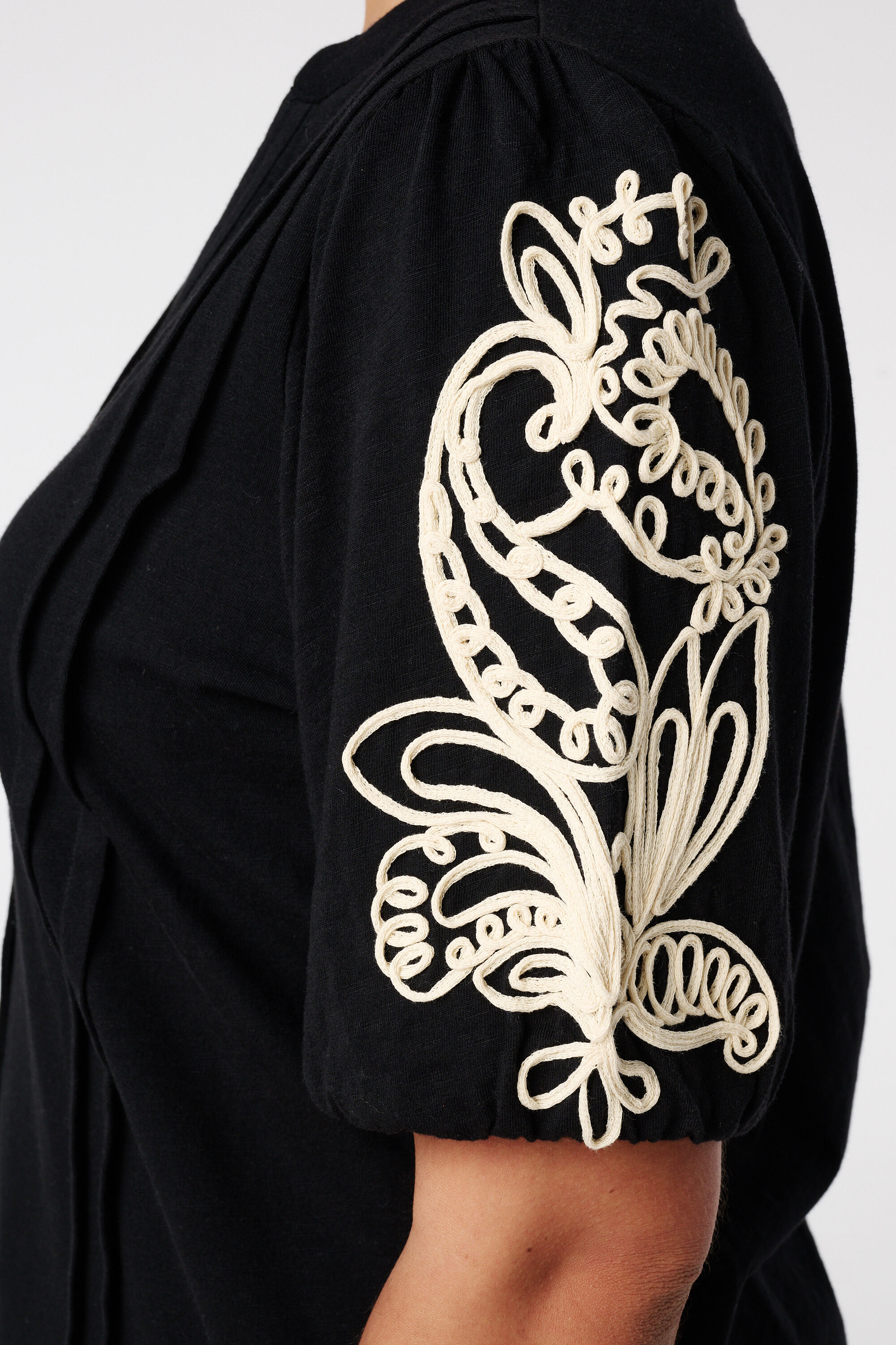 Top con mangas bordadas image number 6