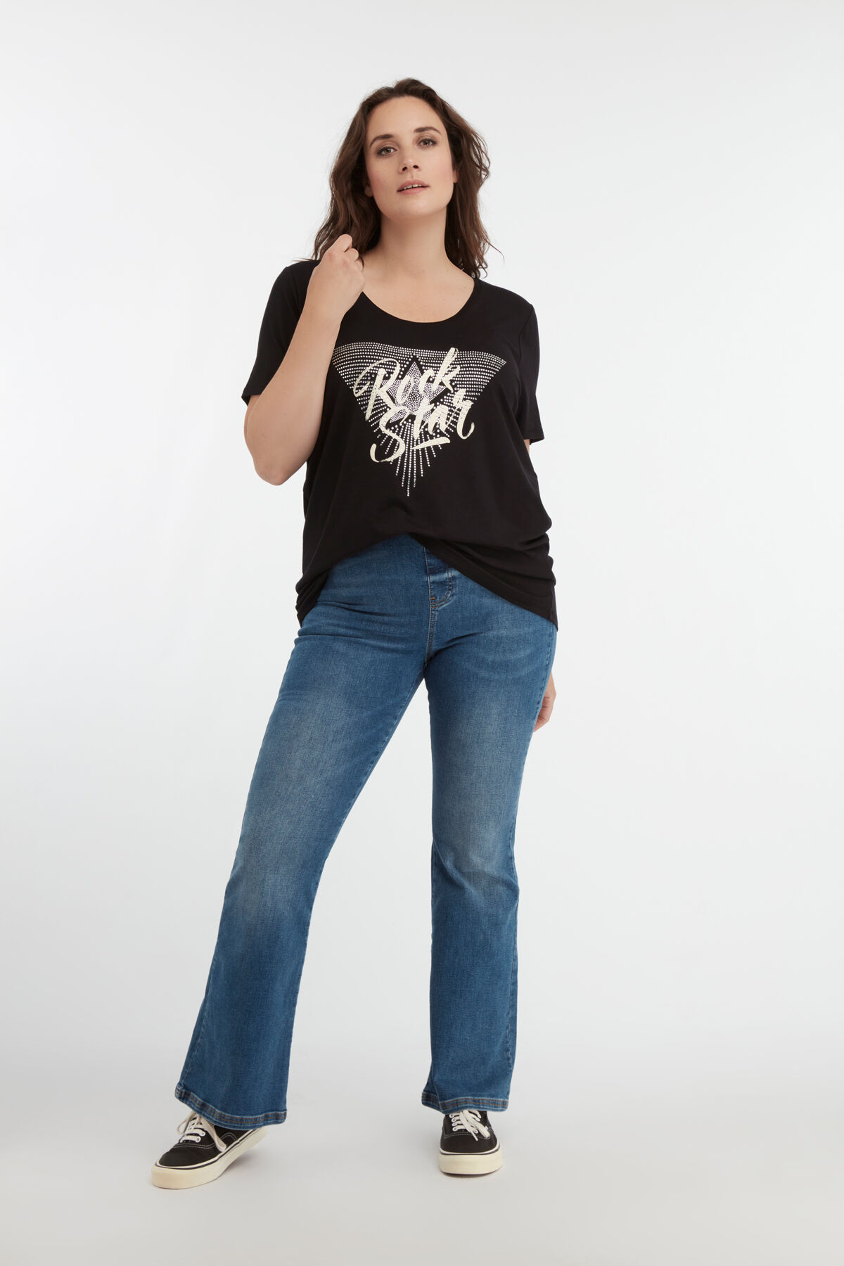 Camiseta con texto impreso y brillantes image number 5