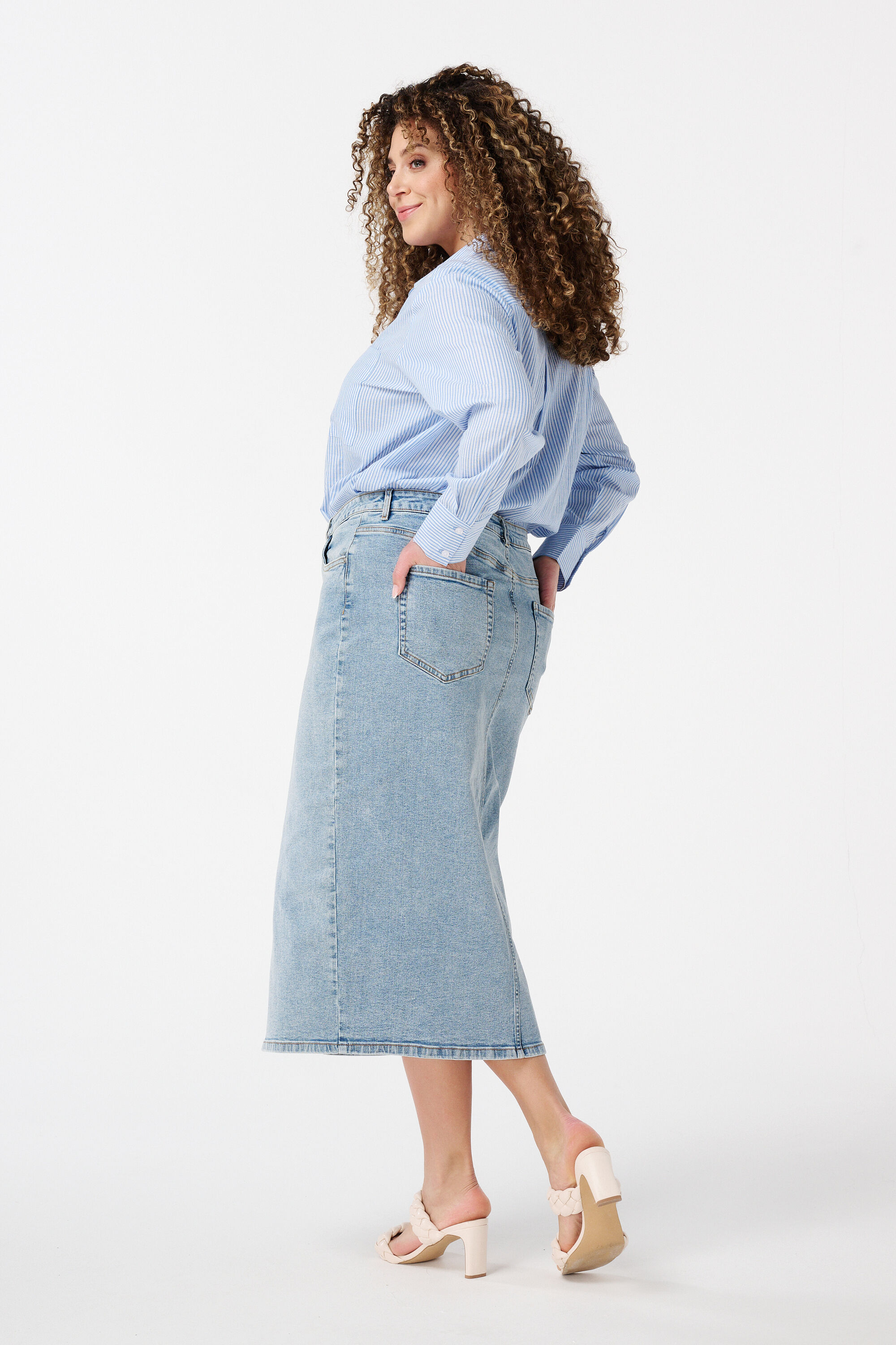 Falda vaquera con abertura image number 3