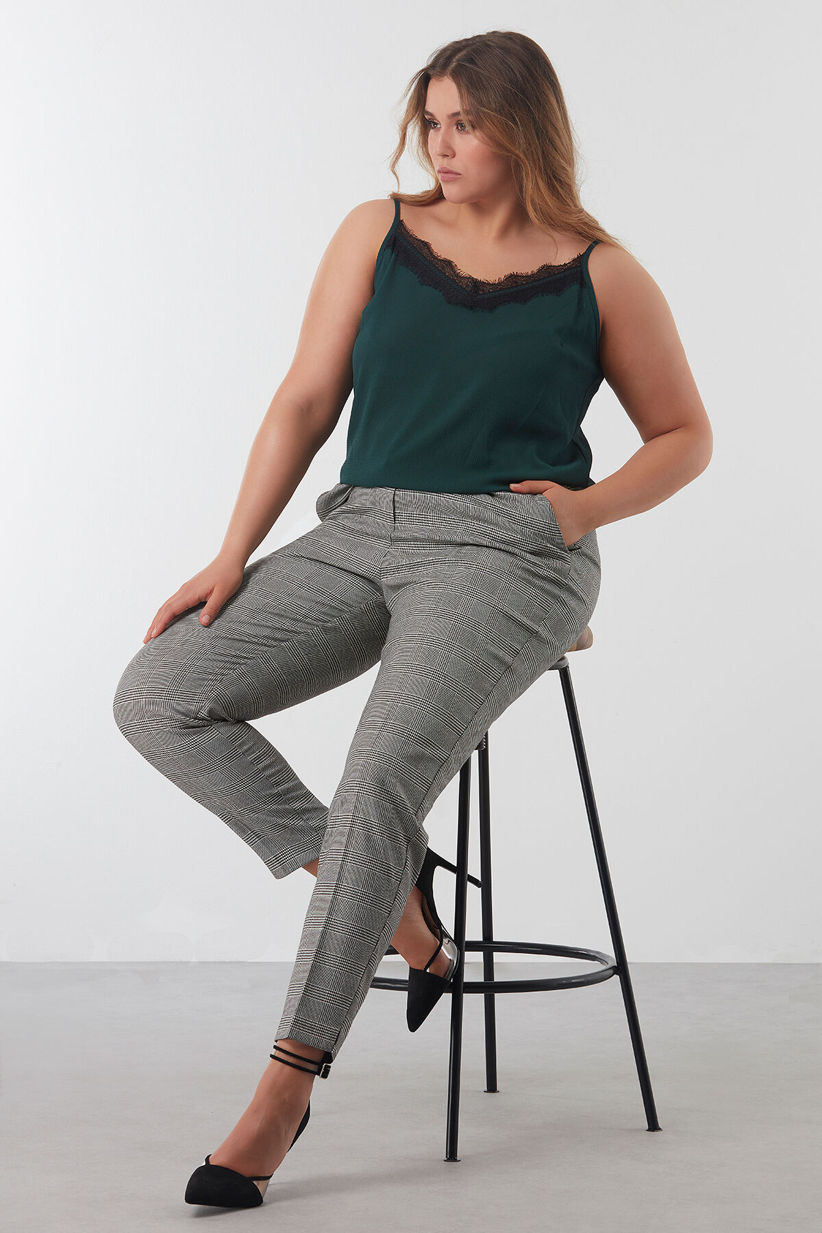 Pantalones de cuadros image number 4