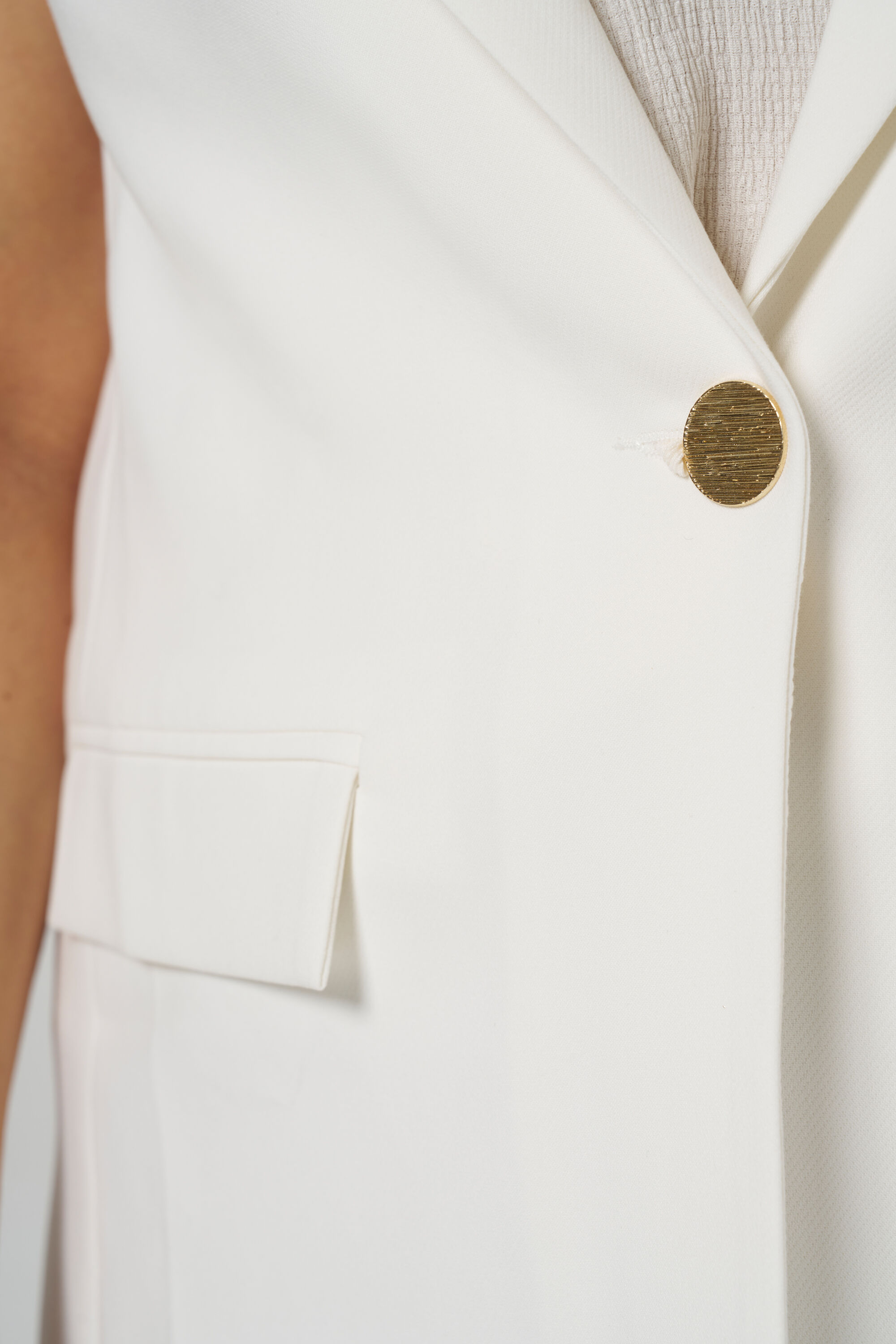 Chaleco con botones dorados image number 4