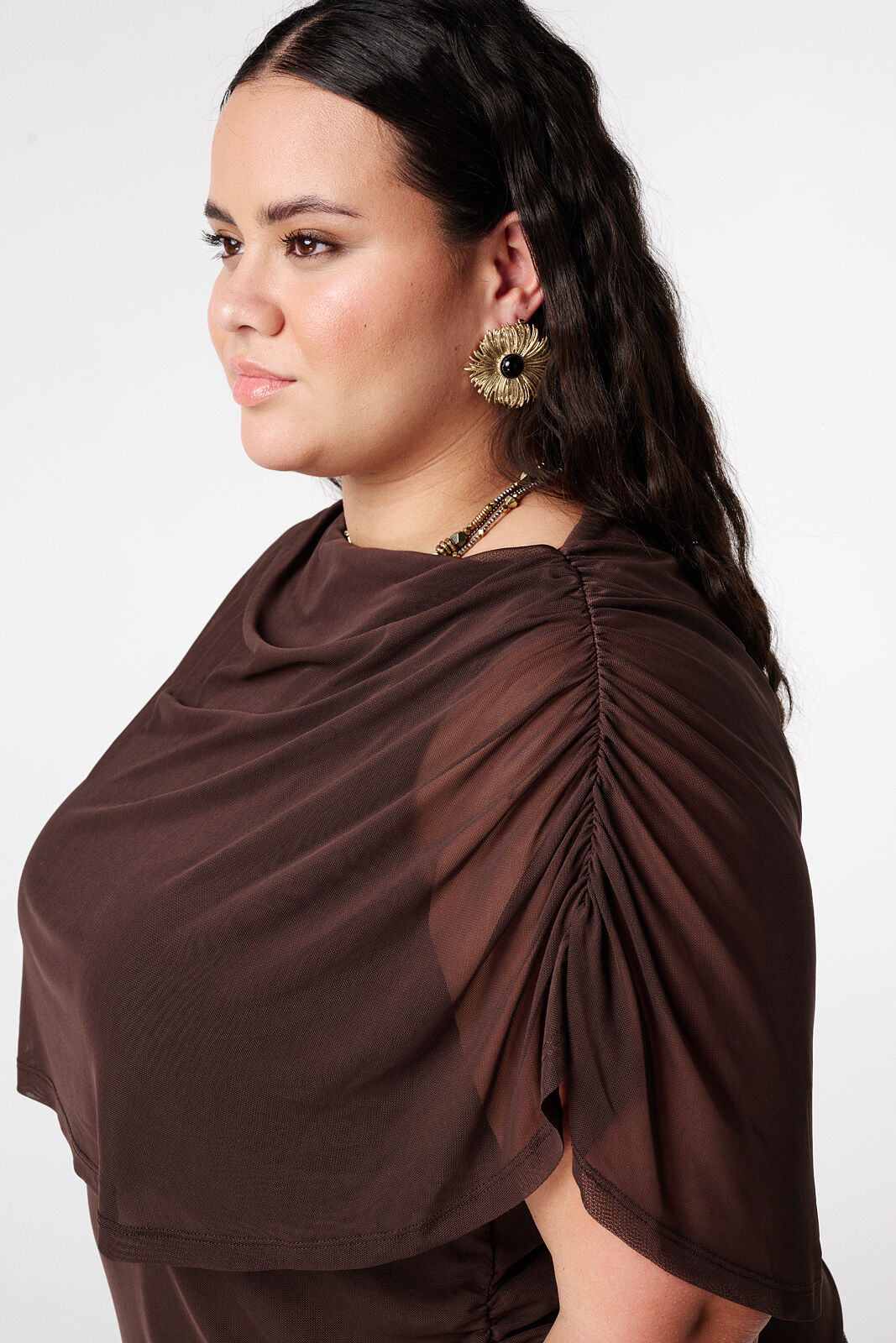 Top de malla con mangas drapeadas image number 4