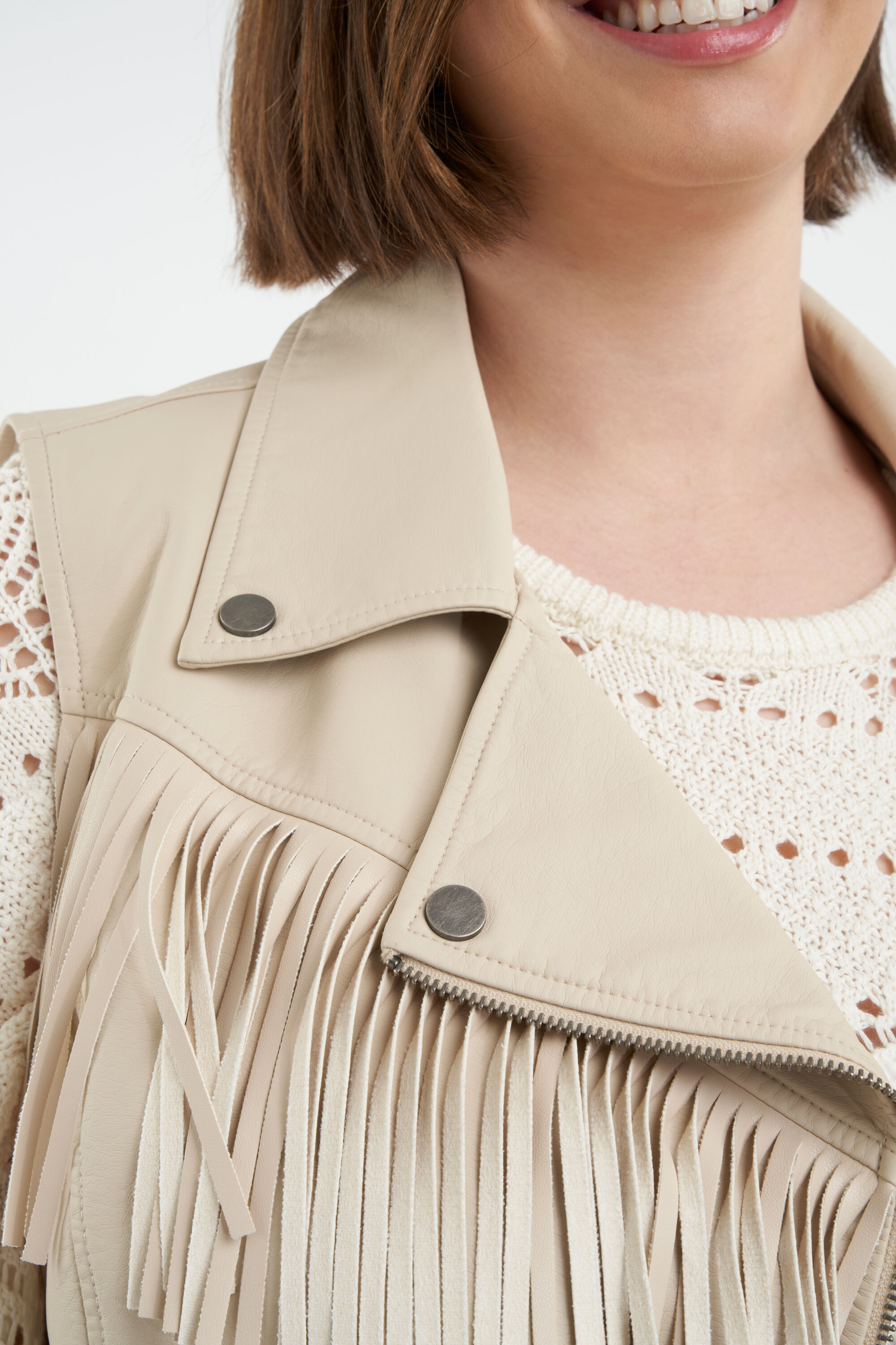 Chaleco de cuero sint&eacute;tico con flecos image number 4