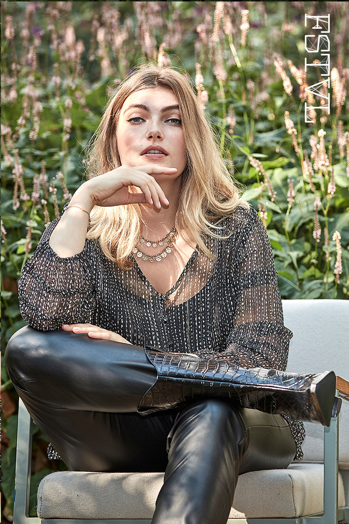 Mujer con blusa shop transparente