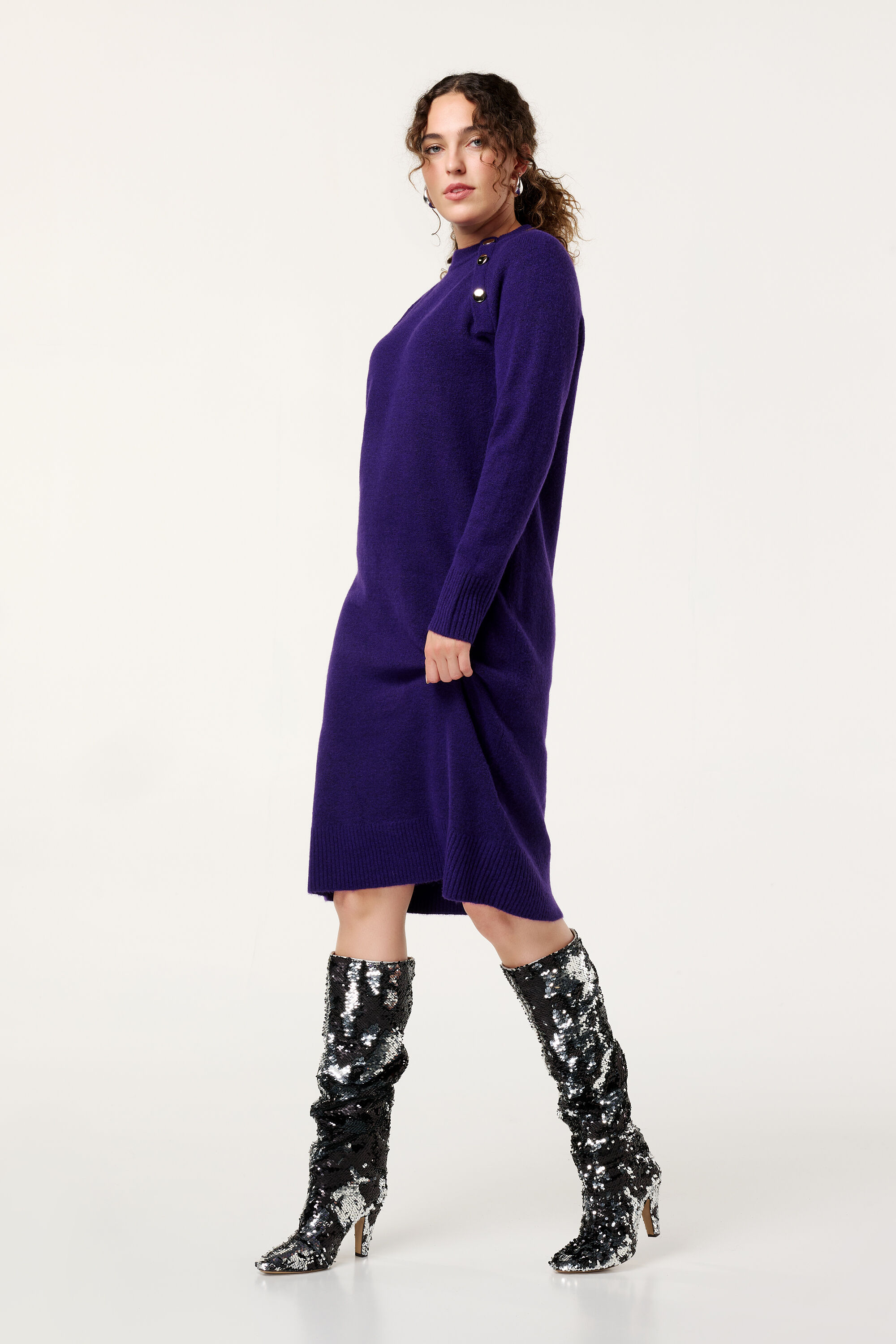 Vestido midi de punto con botones decorativos image number 5