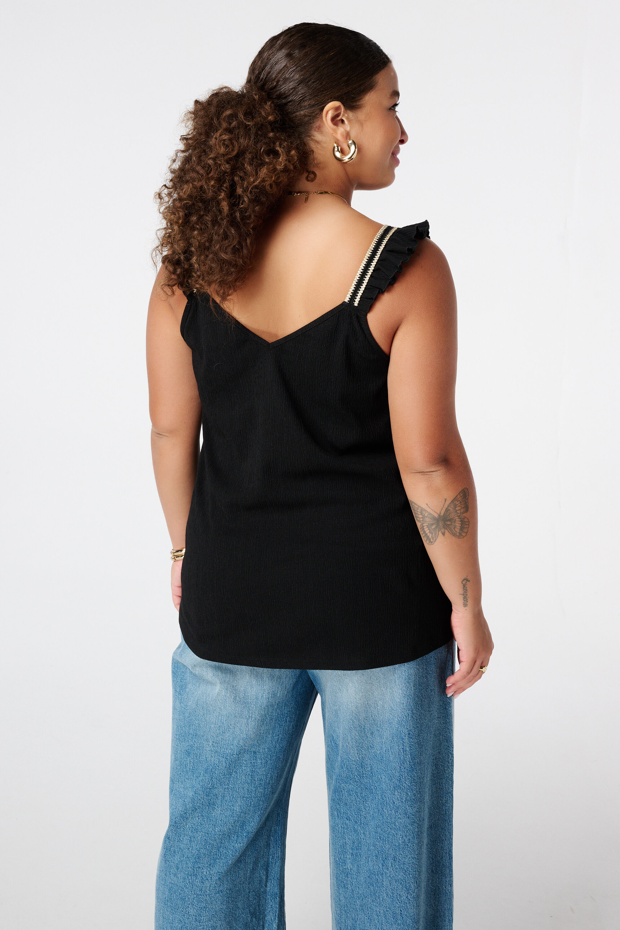 Top con volantes como detalle image number 3