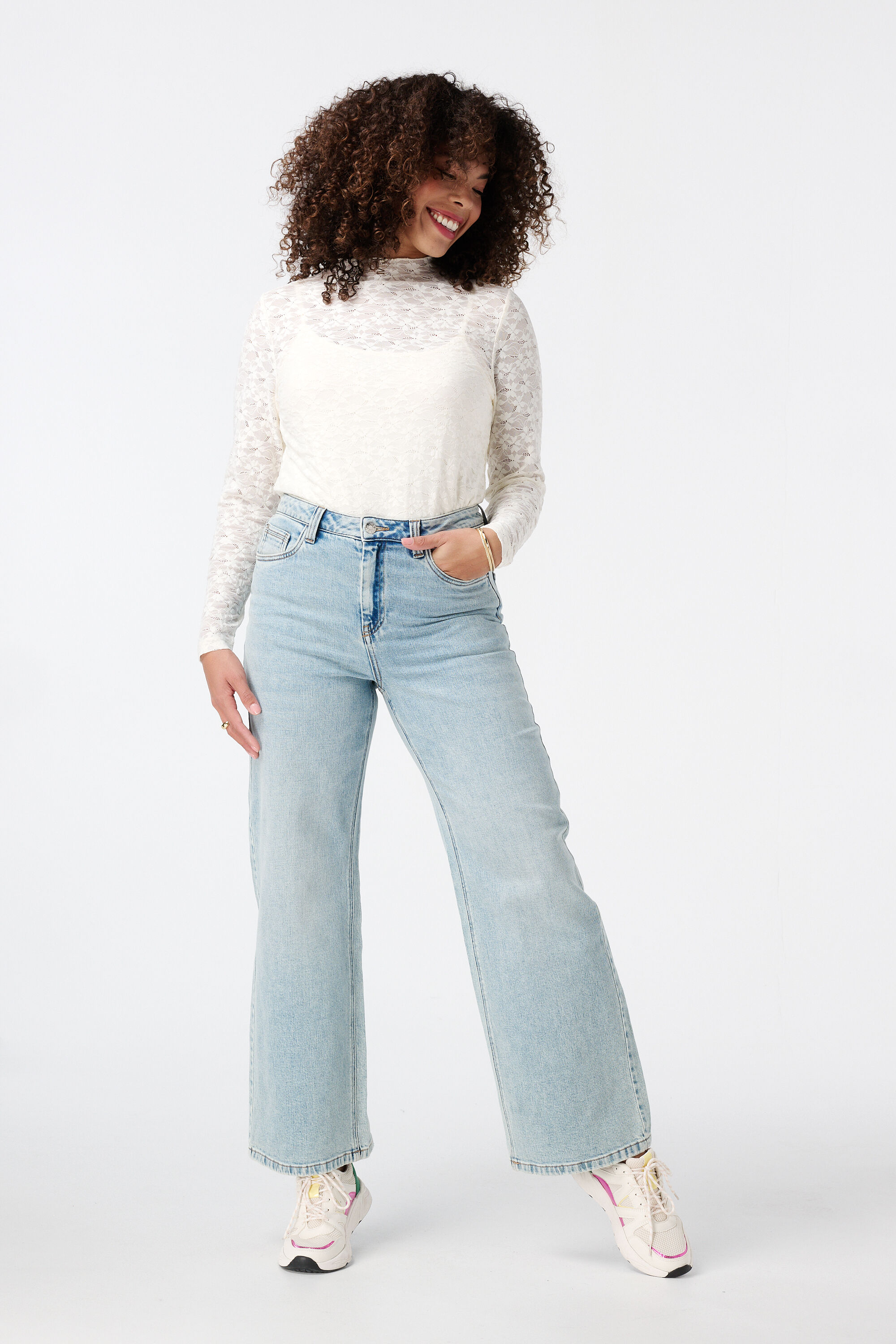 Top de encaje con cuello cerrado image number 5