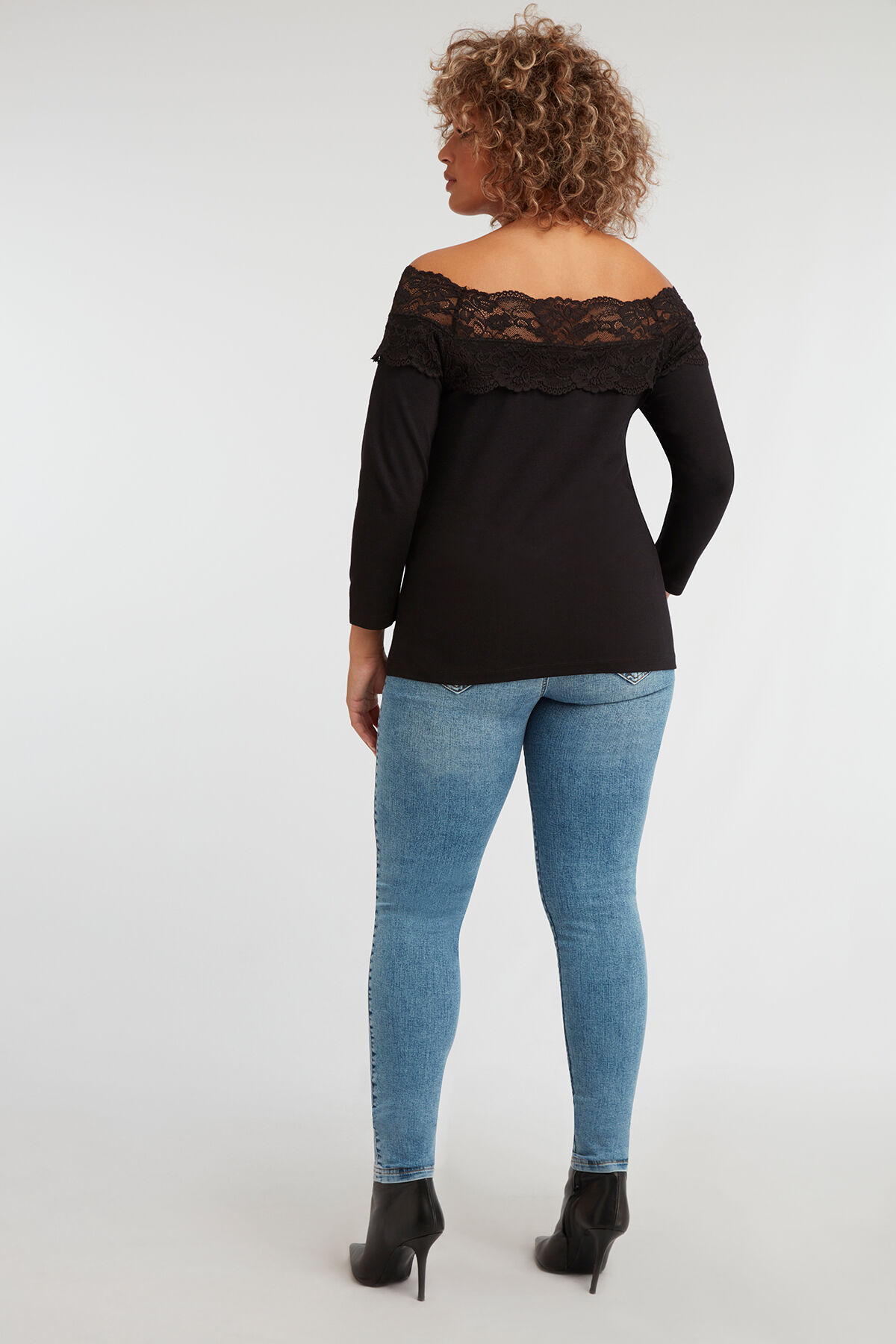 Top con puntilla de encaje image number 4