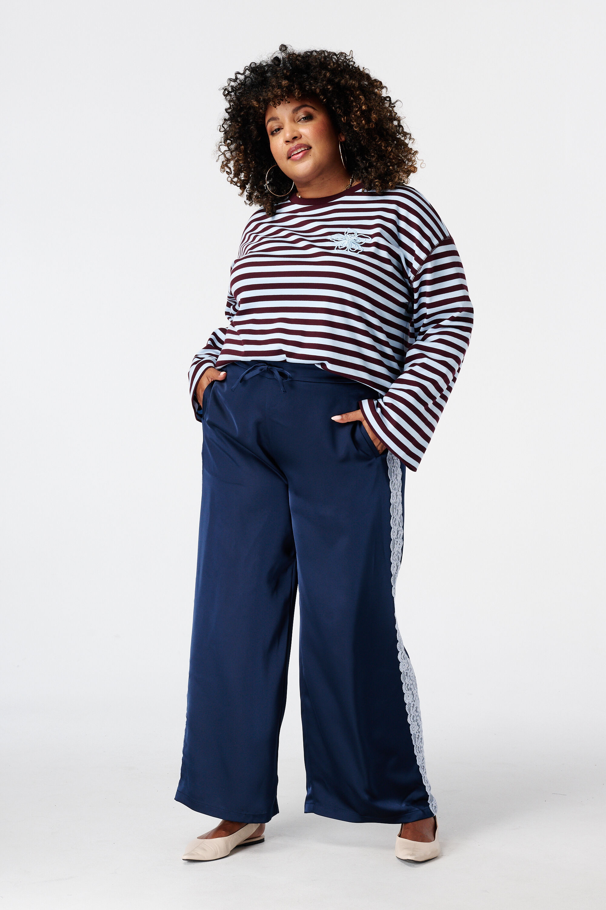 Pantal&oacute;n con detalles de encaje en los laterales