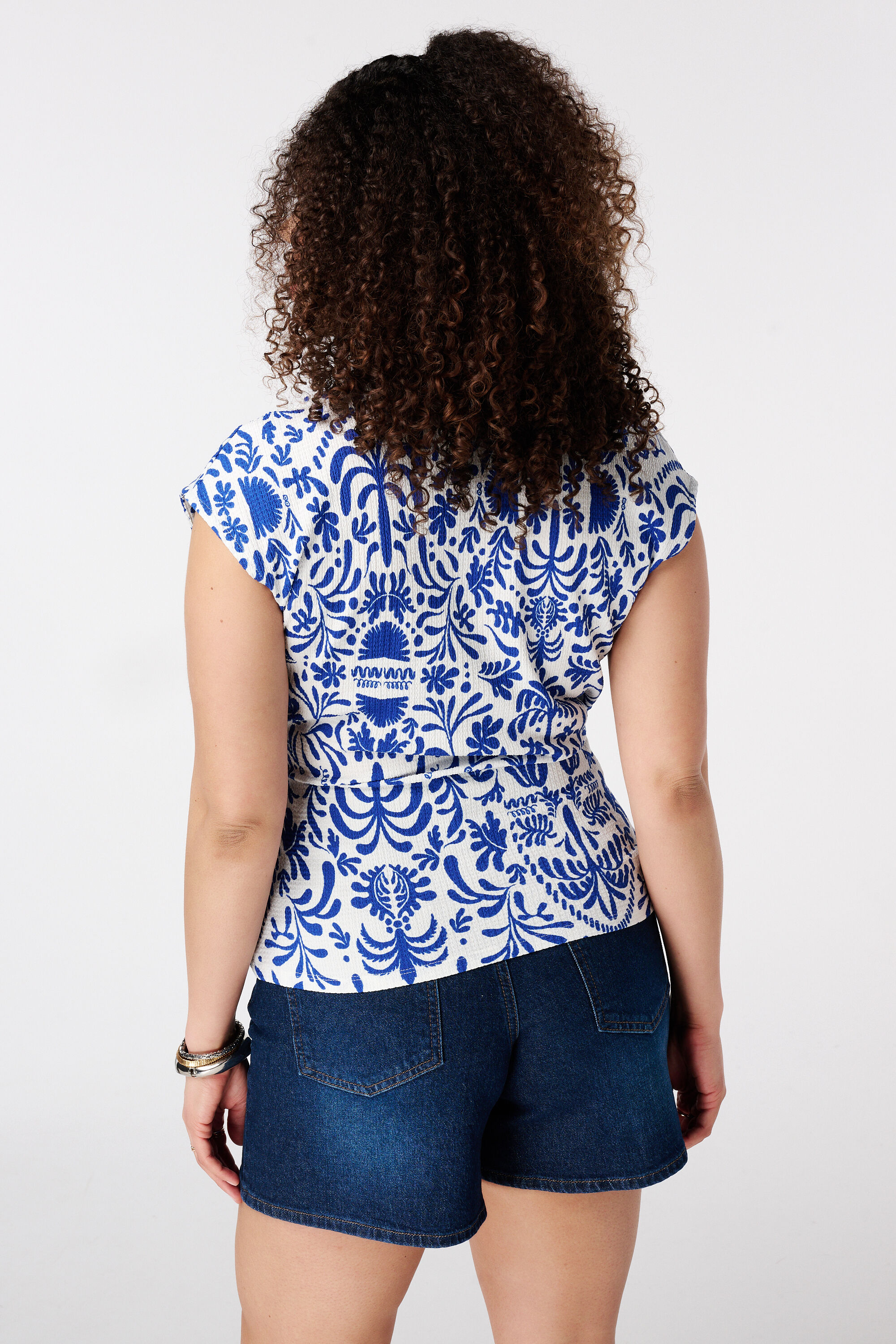 Top cruzado con estampado image number 3