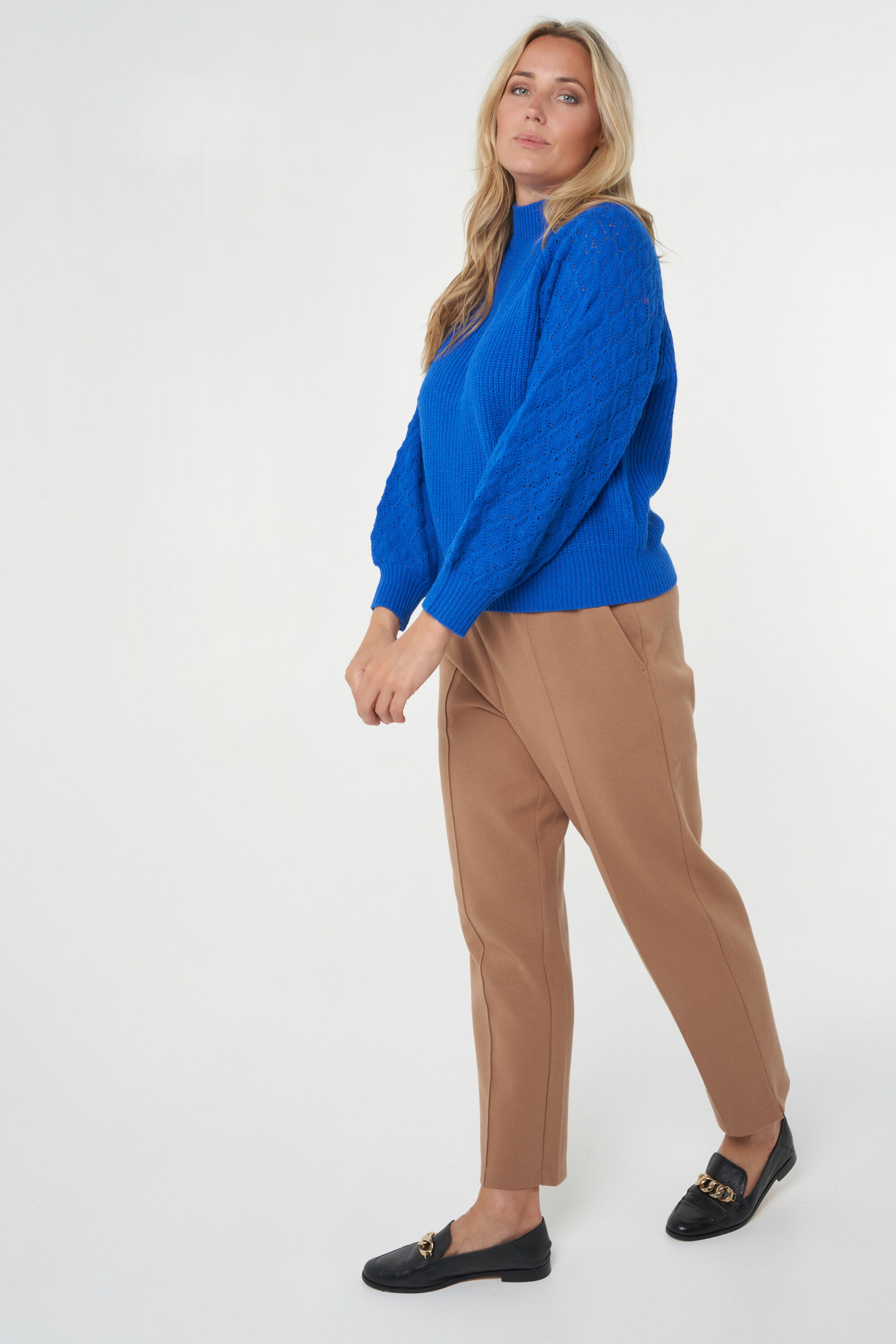 Su&eacute;ter holgado con cuello vuelto y patr&oacute;n image number 5