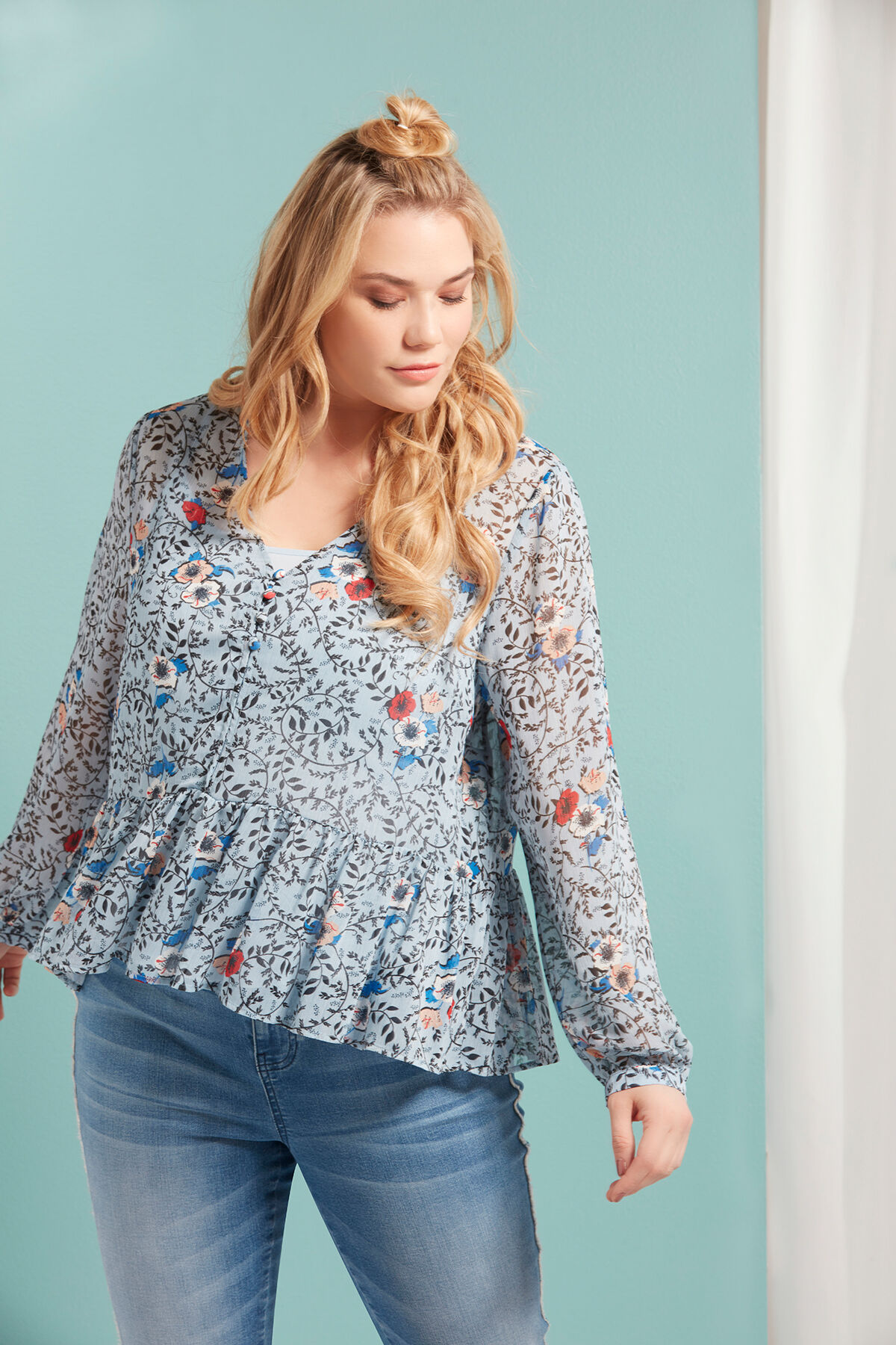 Blusa con estampado floral image number 6